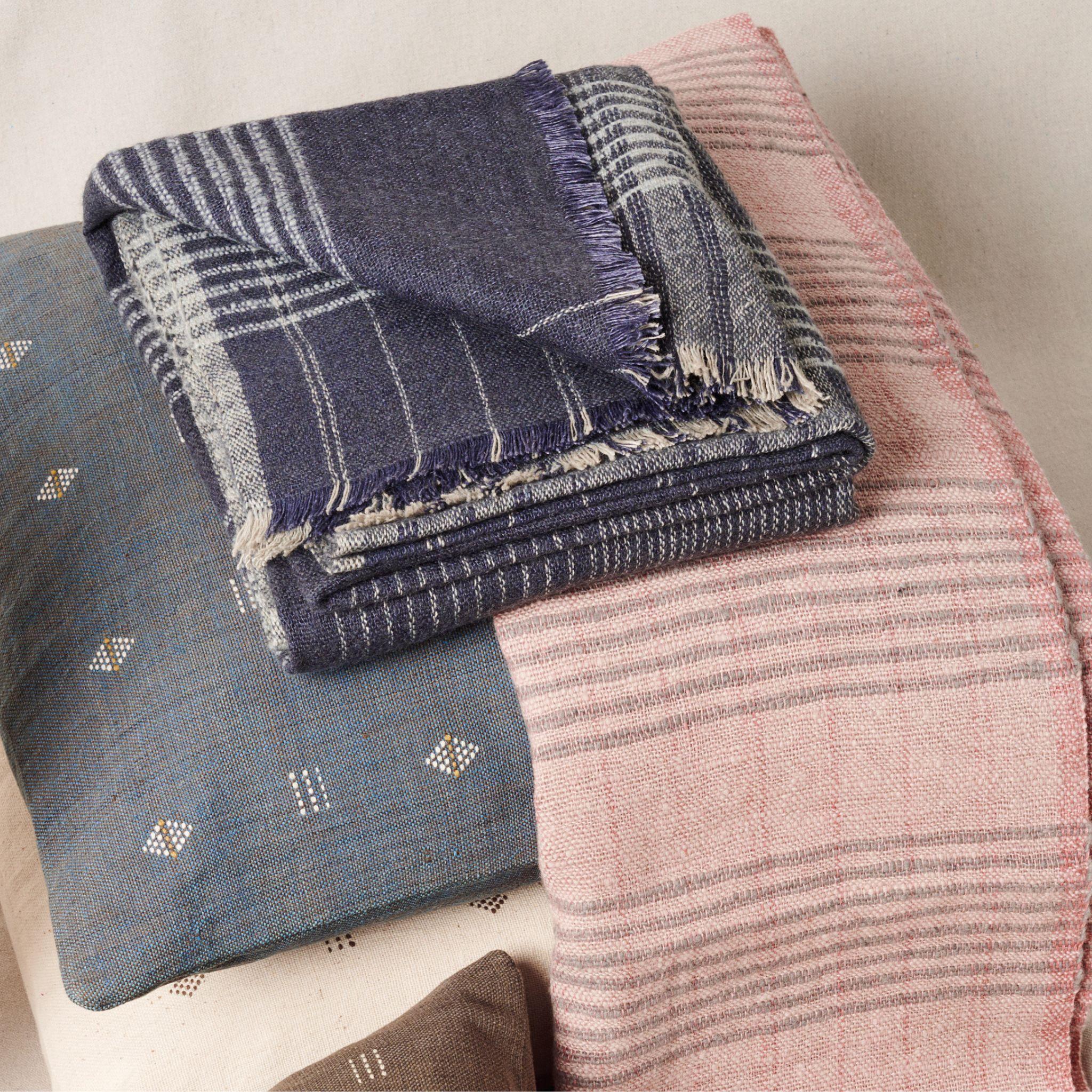 Alloy Navy Stripes Pattern Soft Merino Linen Handloom Throw For Sale 3
