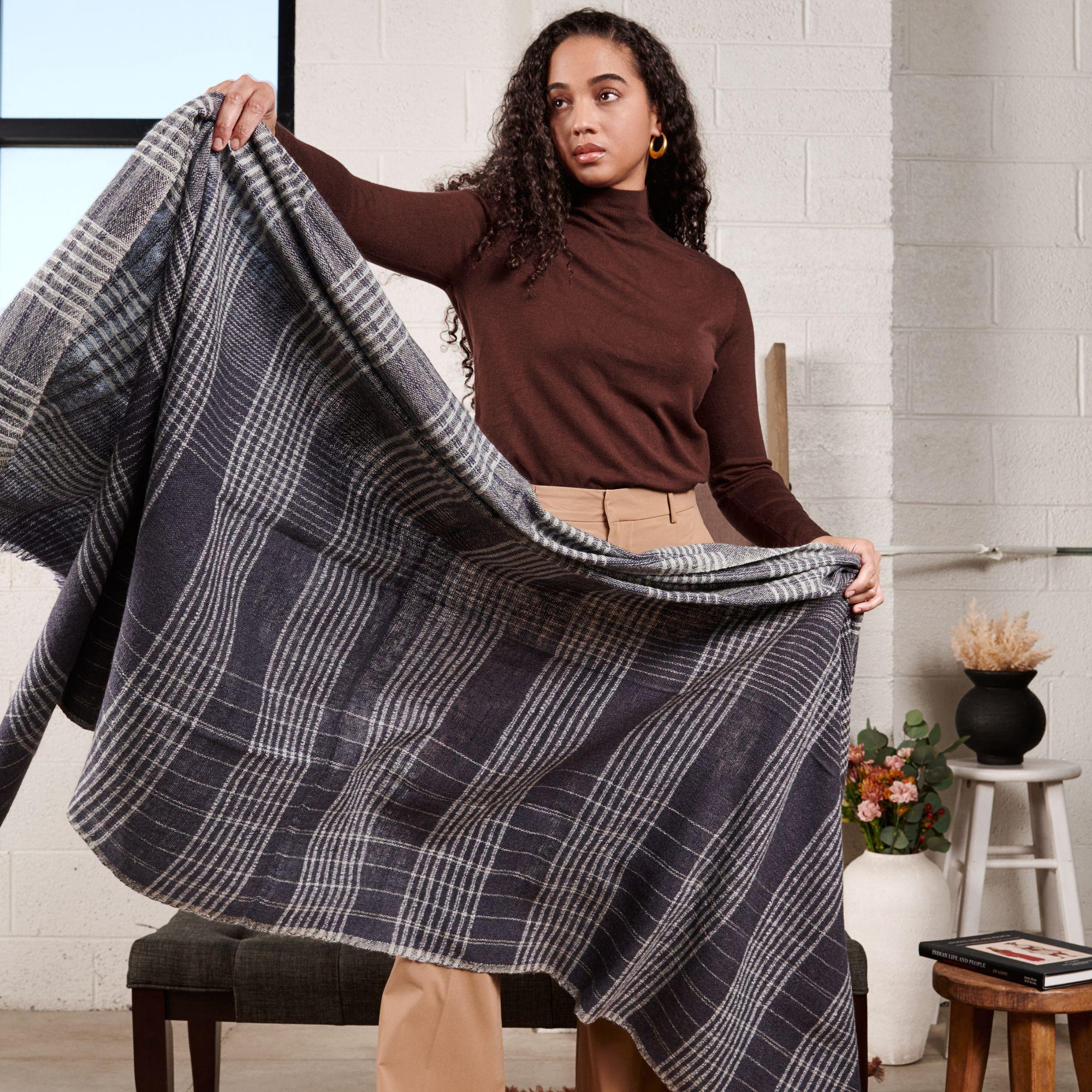 Alloy Navy Stripes Pattern Soft Merino Linen Handloom Throw For Sale 8