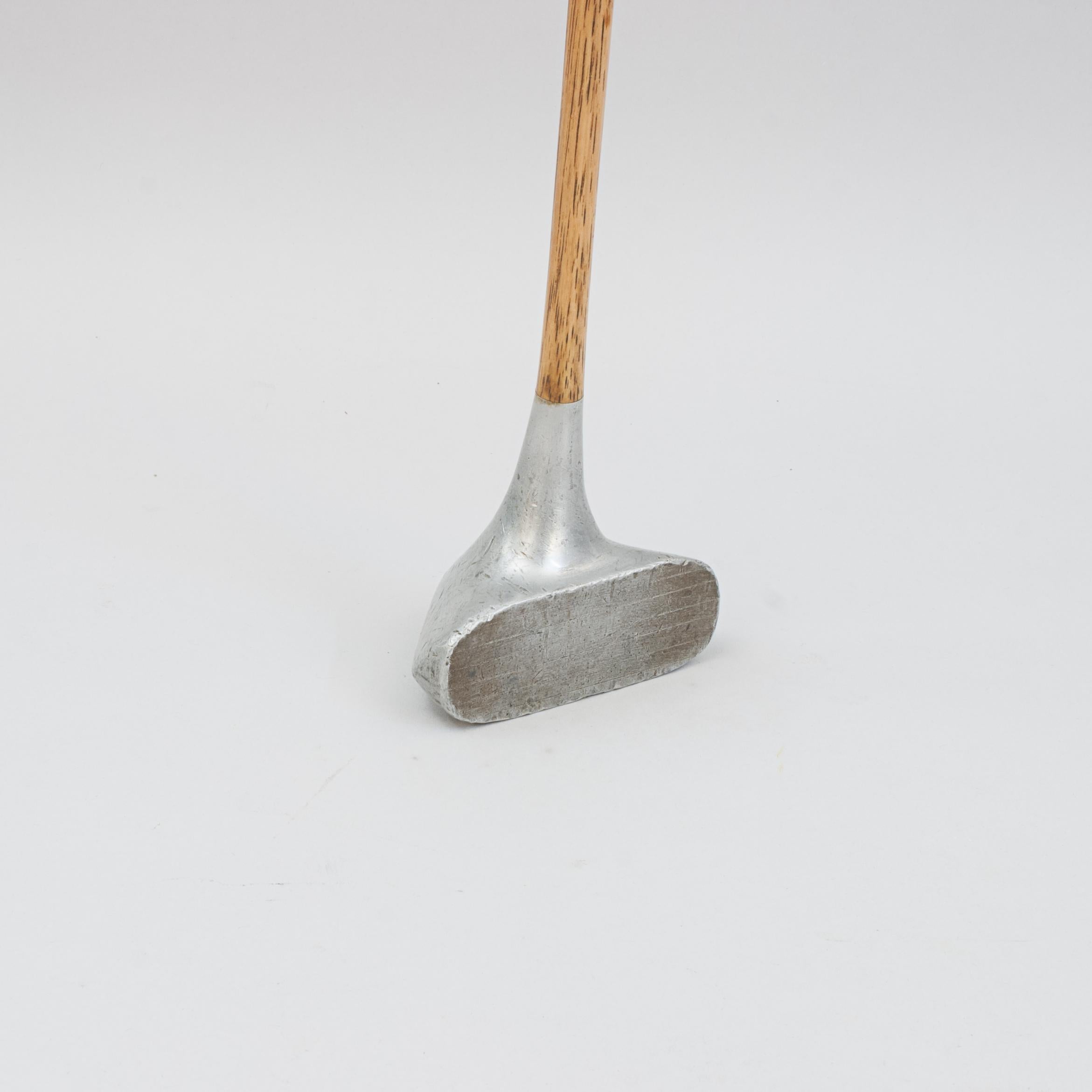 Aluminium Mallet Head Putter.
Ein sehr ungewöhnlicher Putter mit dreieckigem Kopf aus Aluminium mit Hickory-Schaft und Wildledergriff. Ein großartiger Putter im Krocket-Stil mit Mittelschaft von einem unbekannten Hersteller.

Die angegebenen Maße