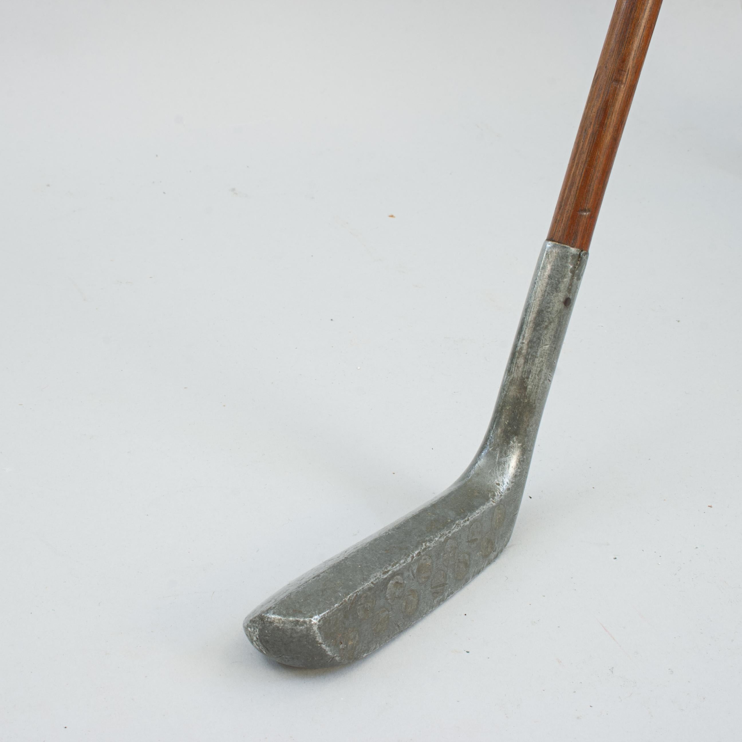 Putter Randall à tête brevetée en aluminium, Sundridge Park.
Un bon putter à tête en alliage breveté avec un manche en hickory d'origine. Le manche n'est pas complètement rond, il a plutôt la forme d'une goutte d'eau et est plus prononcé par le