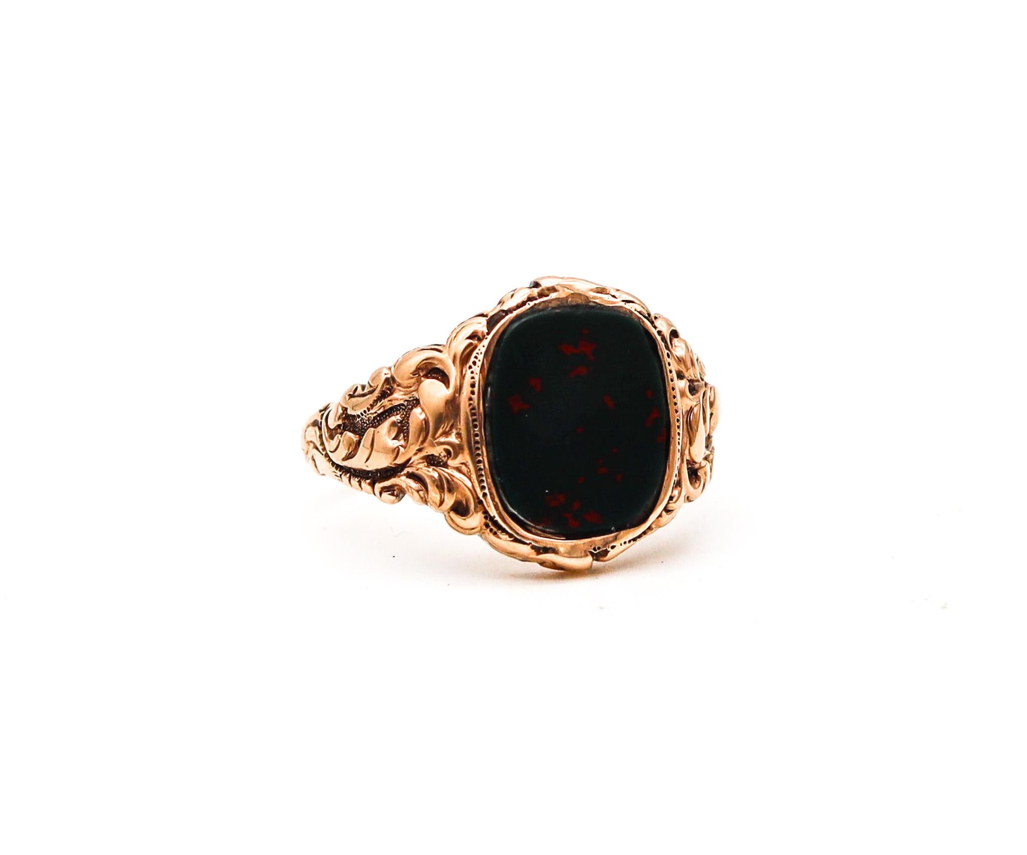 Jugendstilring mit Blutstein. Entworfen von Allsopp-Steller.

Ein hochdekorierter Ring, der in Amerika während des Jugendstils im Jahr 1900 entstand. Dieser schöne Ring wurde in New Jersey von der Schmuckfirma Allsopp-Steller aus massivem