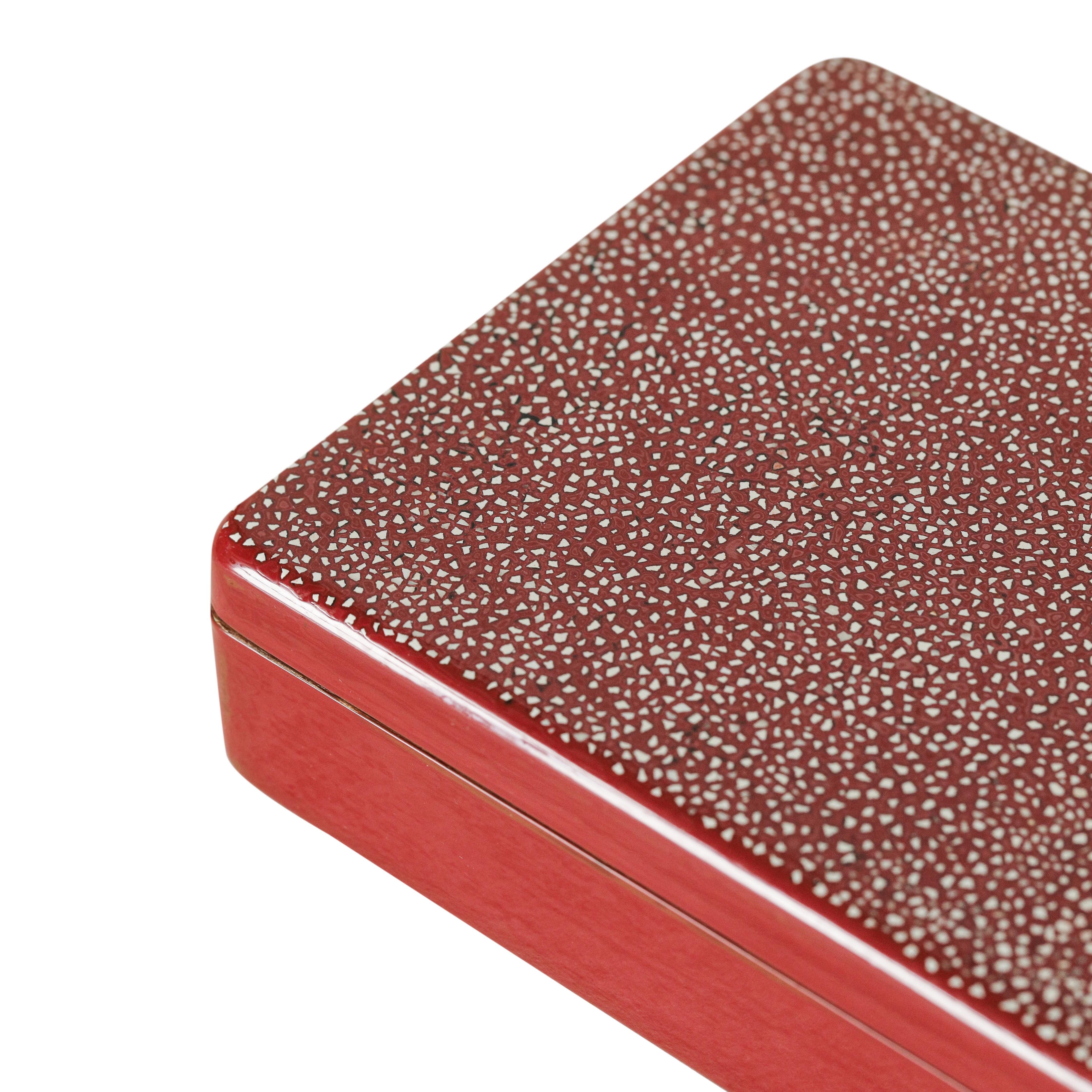 Fait main Boîte Allsorts Urushi en laque rouge naturelle - Large par Alexander Lamont en vente