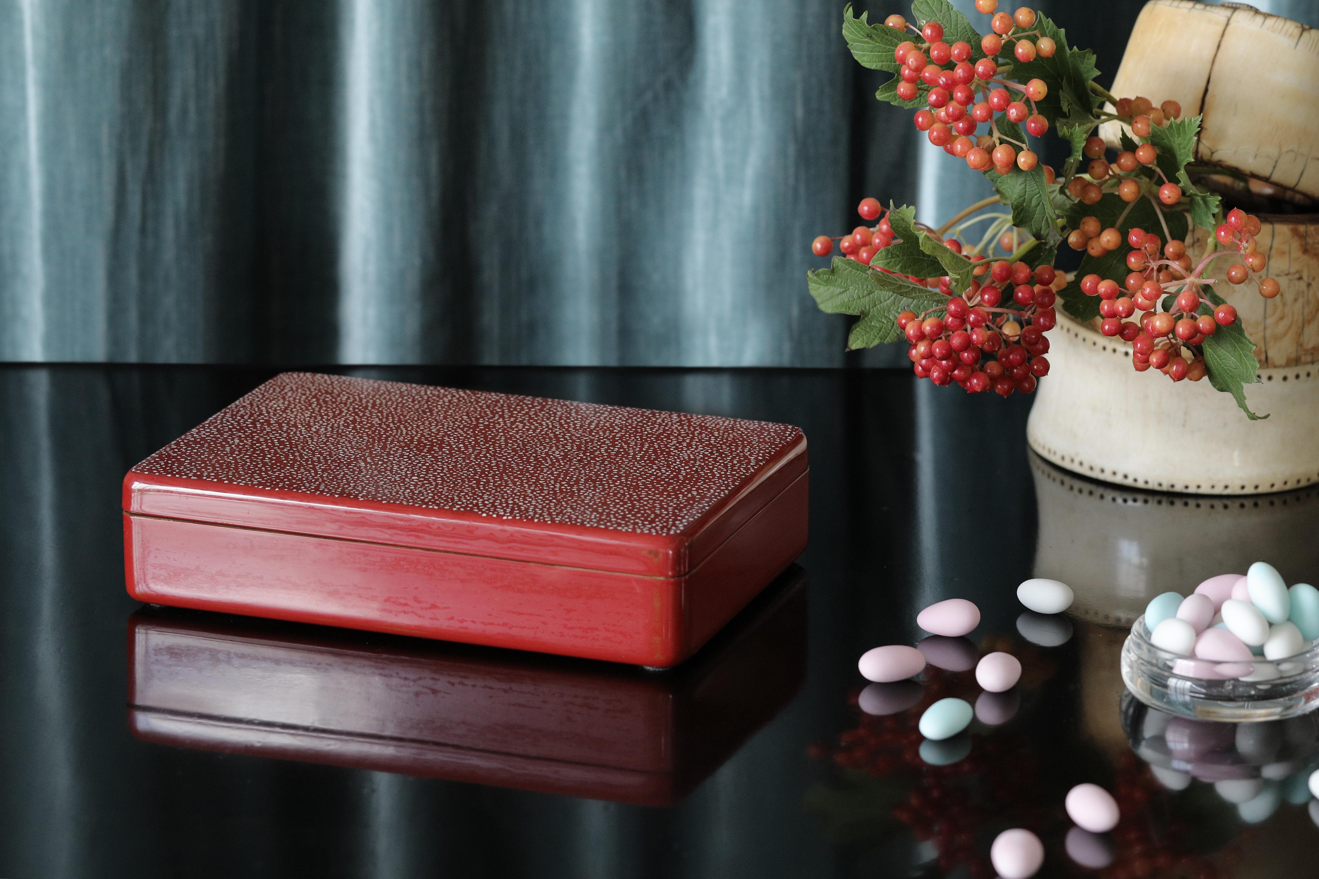 XXIe siècle et contemporain Boîte Allsorts Urushi en laque rouge naturelle - Large par Alexander Lamont en vente