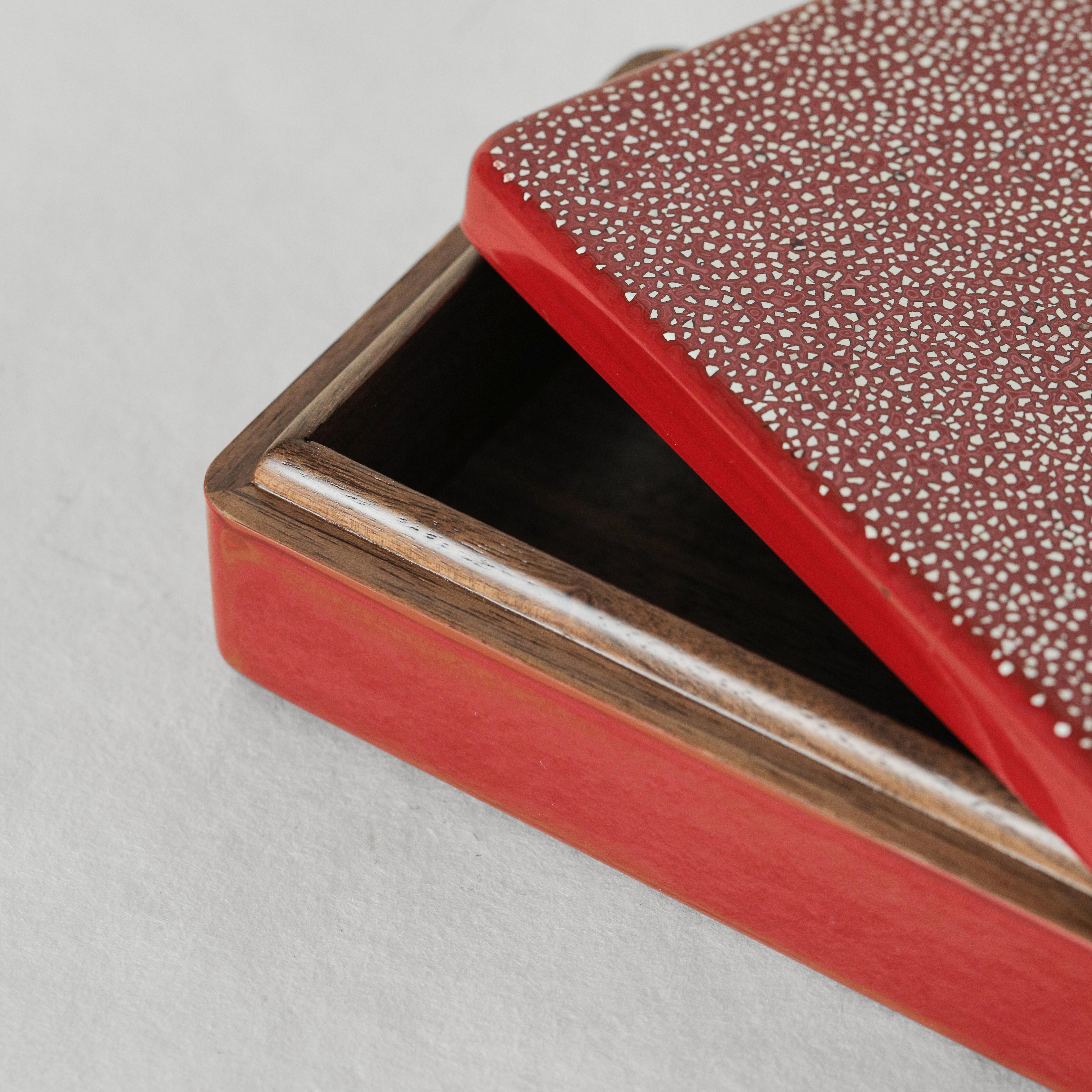 Art déco Boîte Allsorts Urushi en laque rouge naturelle - Moyen par Alexander Lamont en vente