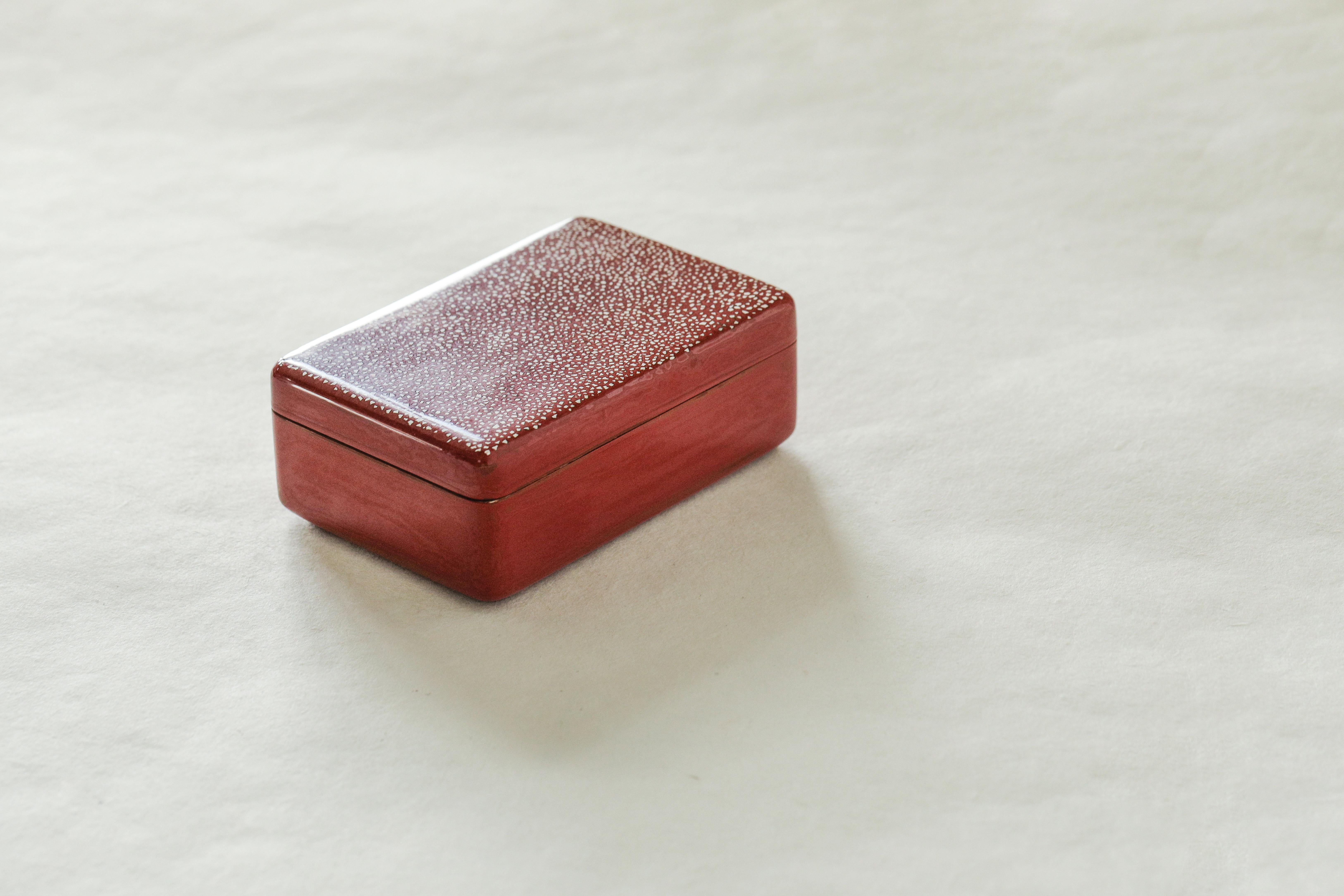 Art déco Boîte Allsorts Urushi en laque rouge naturelle - Petite par Alexander Lamont en vente