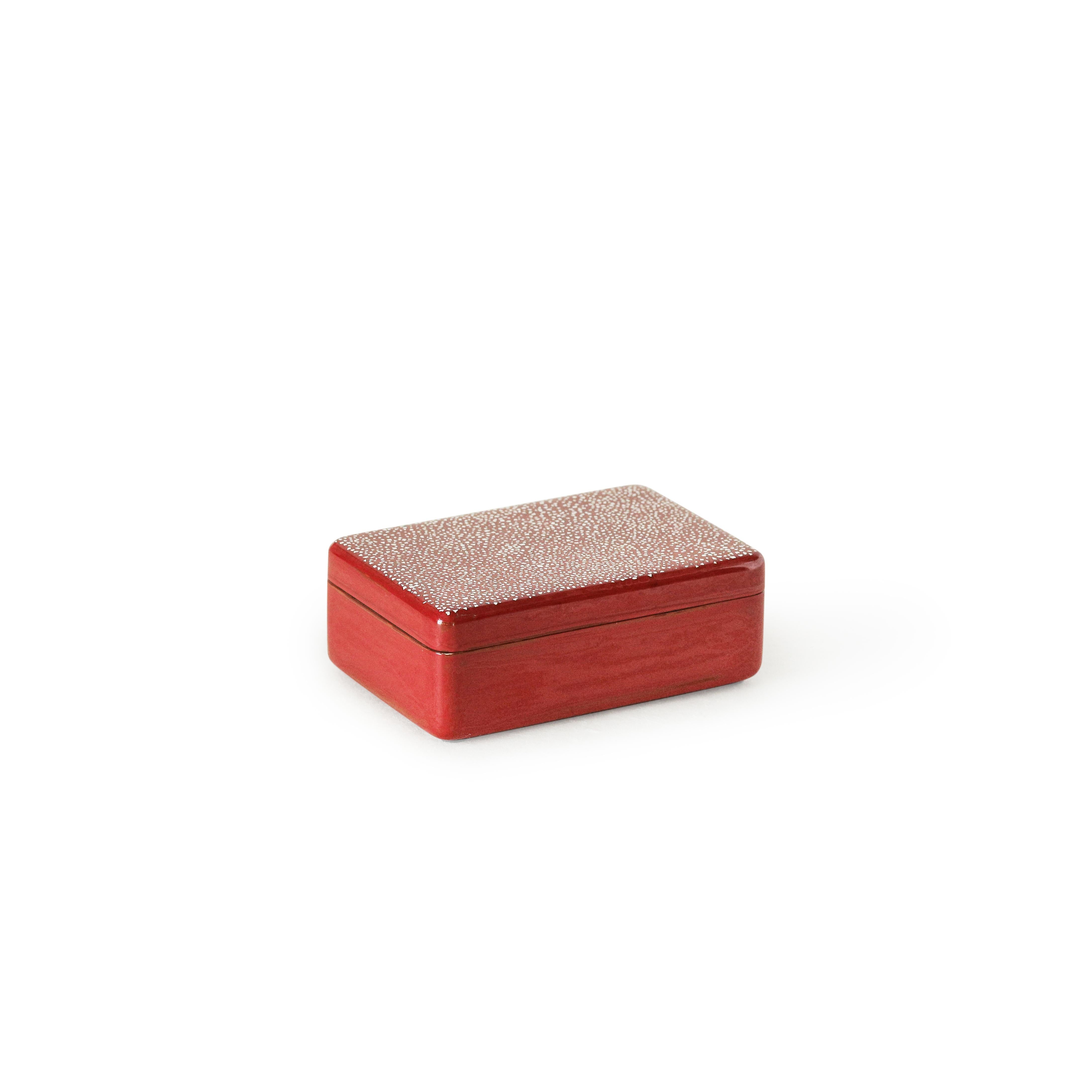 Boîte Allsorts Urushi en laque rouge naturelle - Petite par Alexander Lamont en vente