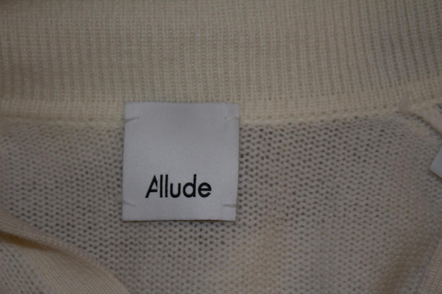 A chic cashmere mix sweater for Fall by Allude. The jumper /sweater is white with coffee colour horizontal bands on the body and sleaves. It has a v neck and collar, plus wide ribbing on the cuffs. 
Measurements: Bust up to 41'', length 23''