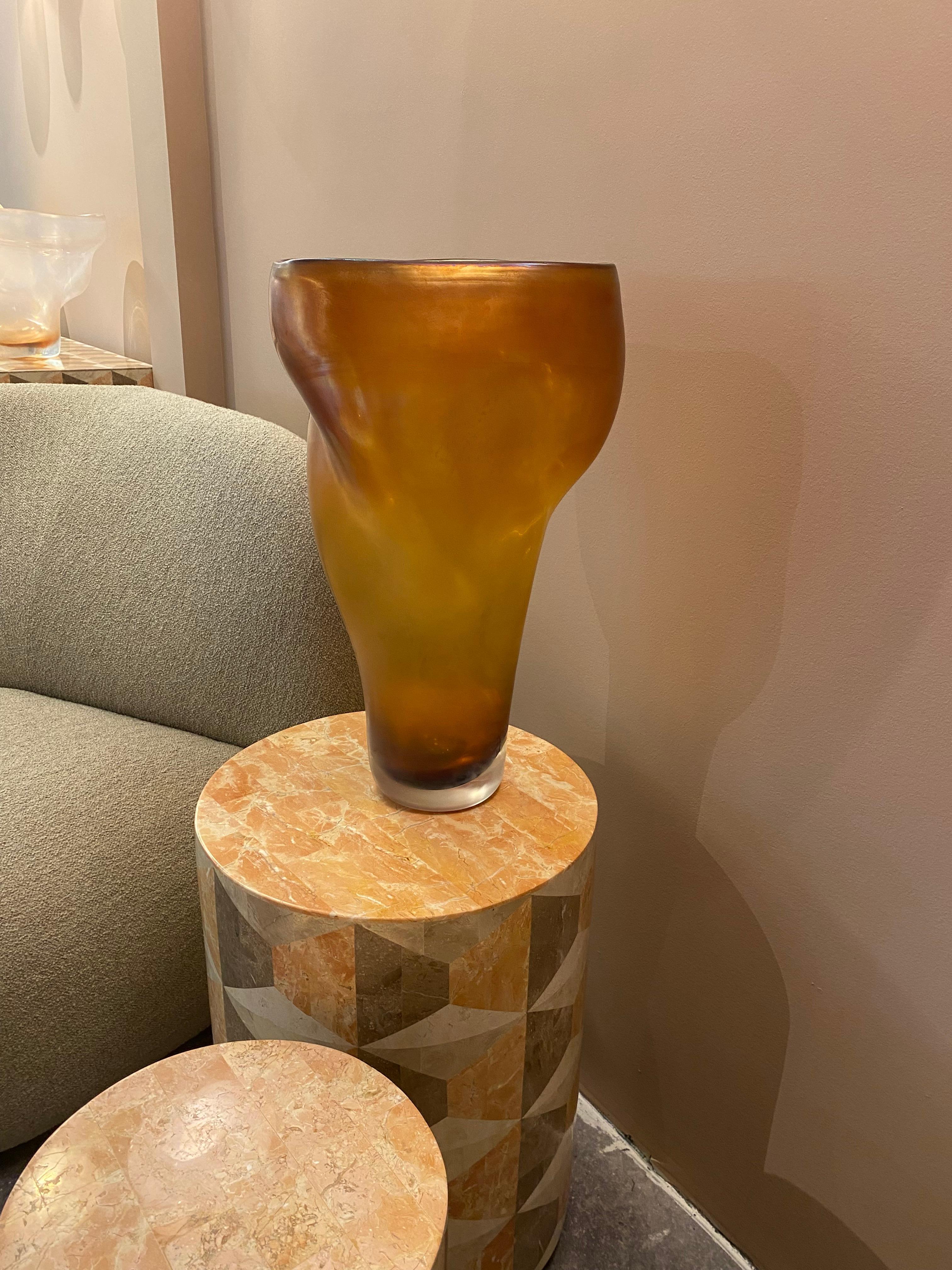 Allungato Vase aus mundgeblasenem Murano-Glas, Bernstein im Zustand „Neu“ im Angebot in Hollywood, FL