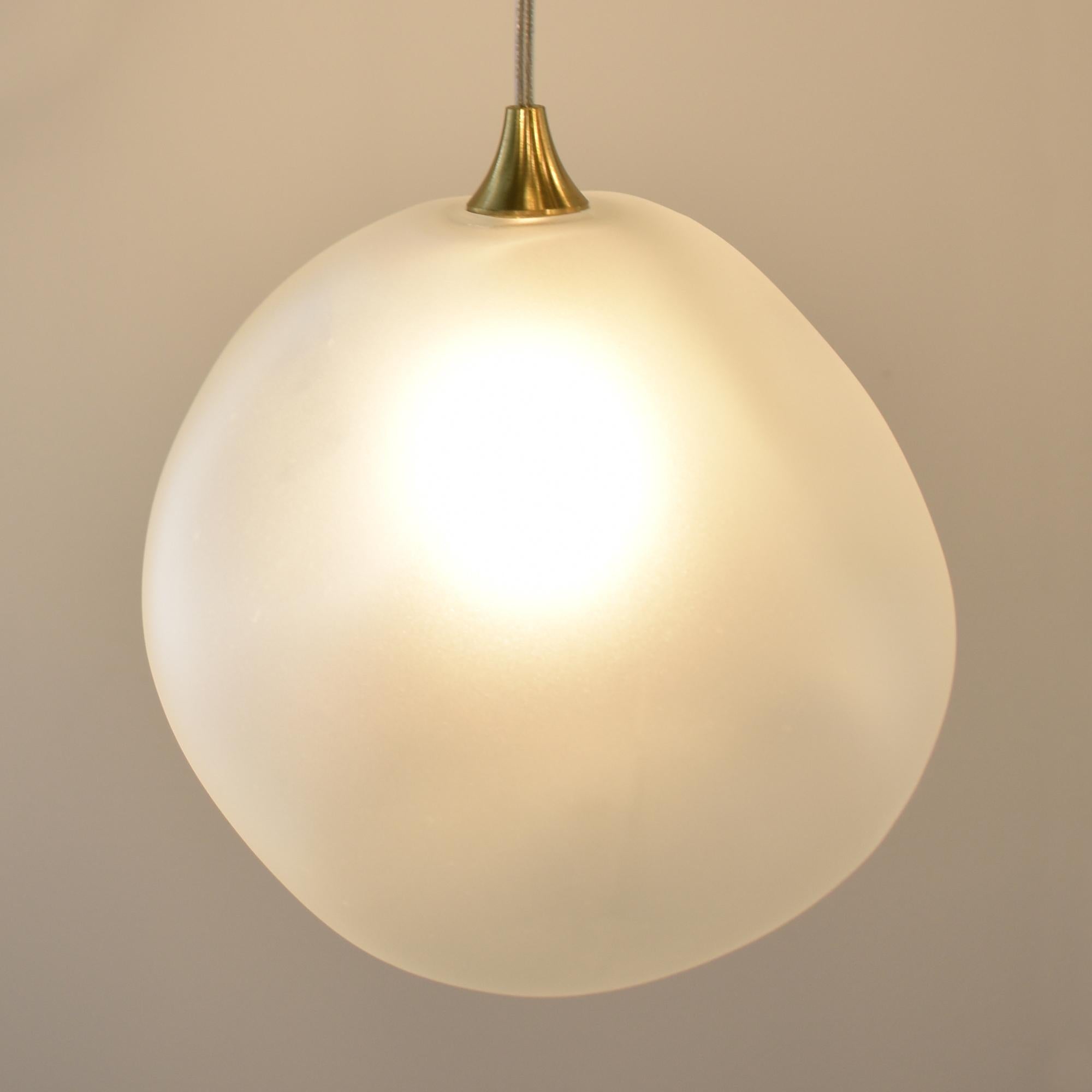 Lustre Allure à globes transparents et verre géométrique blanc dépoli soufflé à la main LED en vente 3