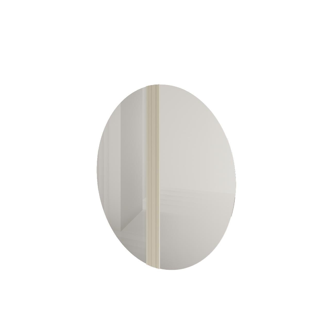 Le miroir Allure intègre un élégant détail en bois cannelé et est disponible en bois massif ou en finition laquée. 

Ce design unique et polyvalent aura une présence audacieuse dans une maison contemporaine, ou se fondra avec assurance dans un cadre