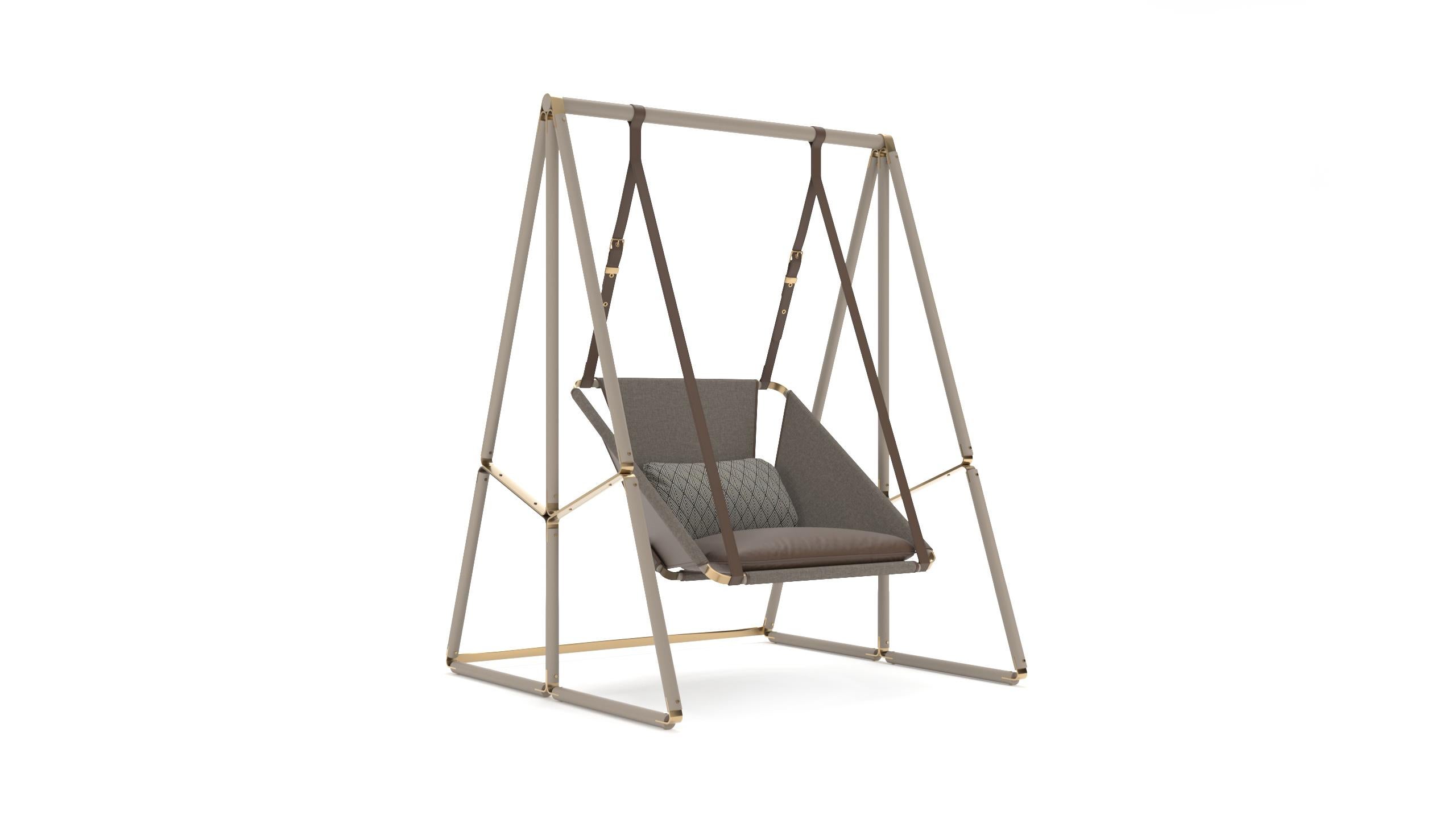 The Allure swing stands out for the combination of its outstanding materials. Plated stainless steel buckles with outdoor leather straps and premium fabrics, result on a swing with a modern design that brings the charm and elegance of the indoors to