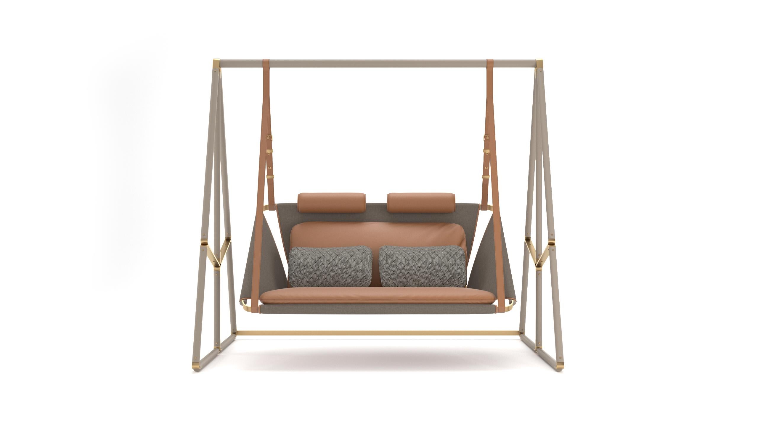The Allure swing stands out for the combination of its outstanding materials. Plated stainless steel buckles with outdoor leather straps and premium fabrics, result on a swing with a modern design that brings the charm and elegance of the indoors to