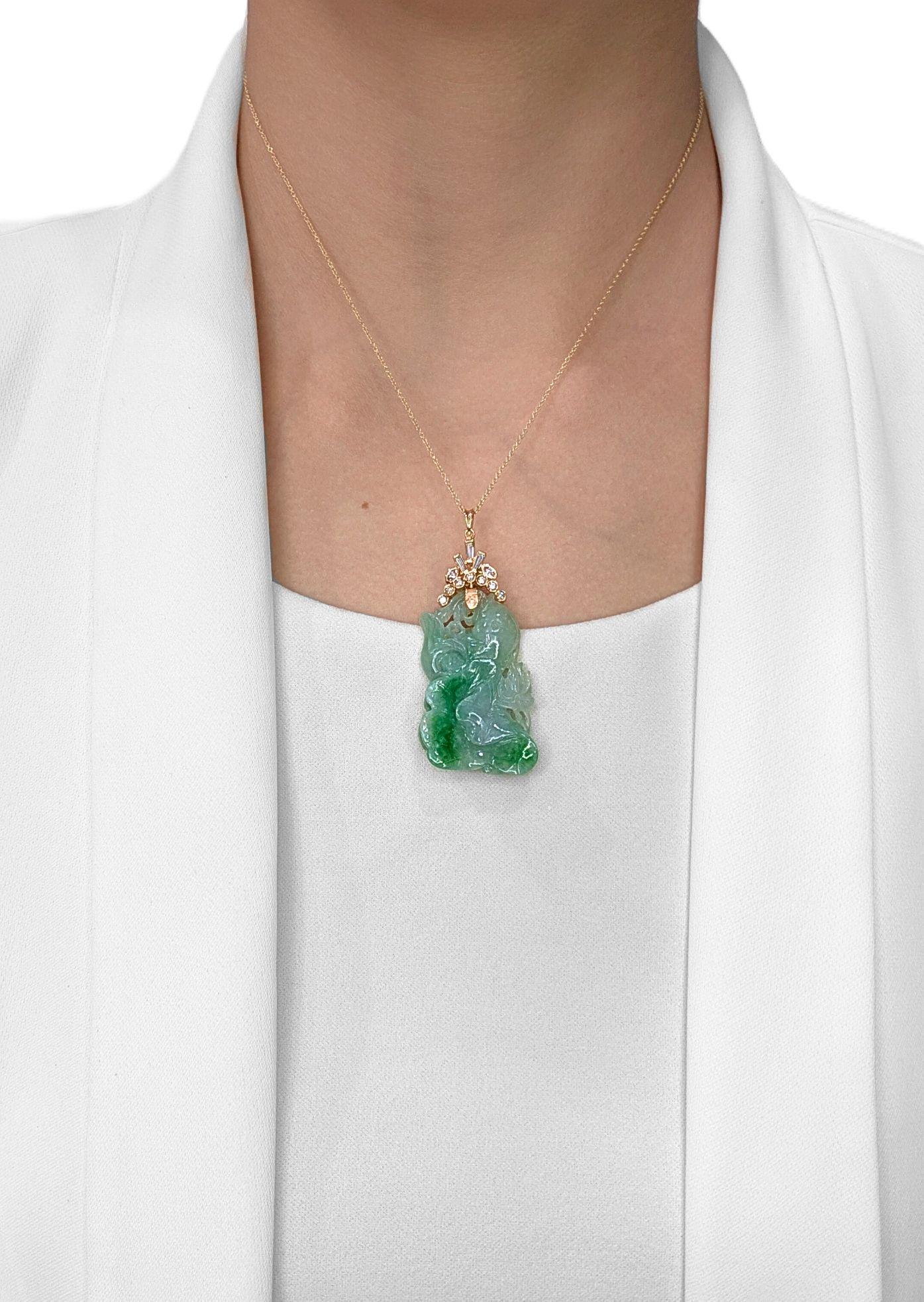 Questo ciondolo di grande effetto unisce eleganza e maestria, con un centro in giada splendidamente intagliato in una vibrante tonalità verde (40 mm x 23 mm). Accentuato da 12 diamanti naturali per un totale di 0,21 carati, il pezzo brilla con un
