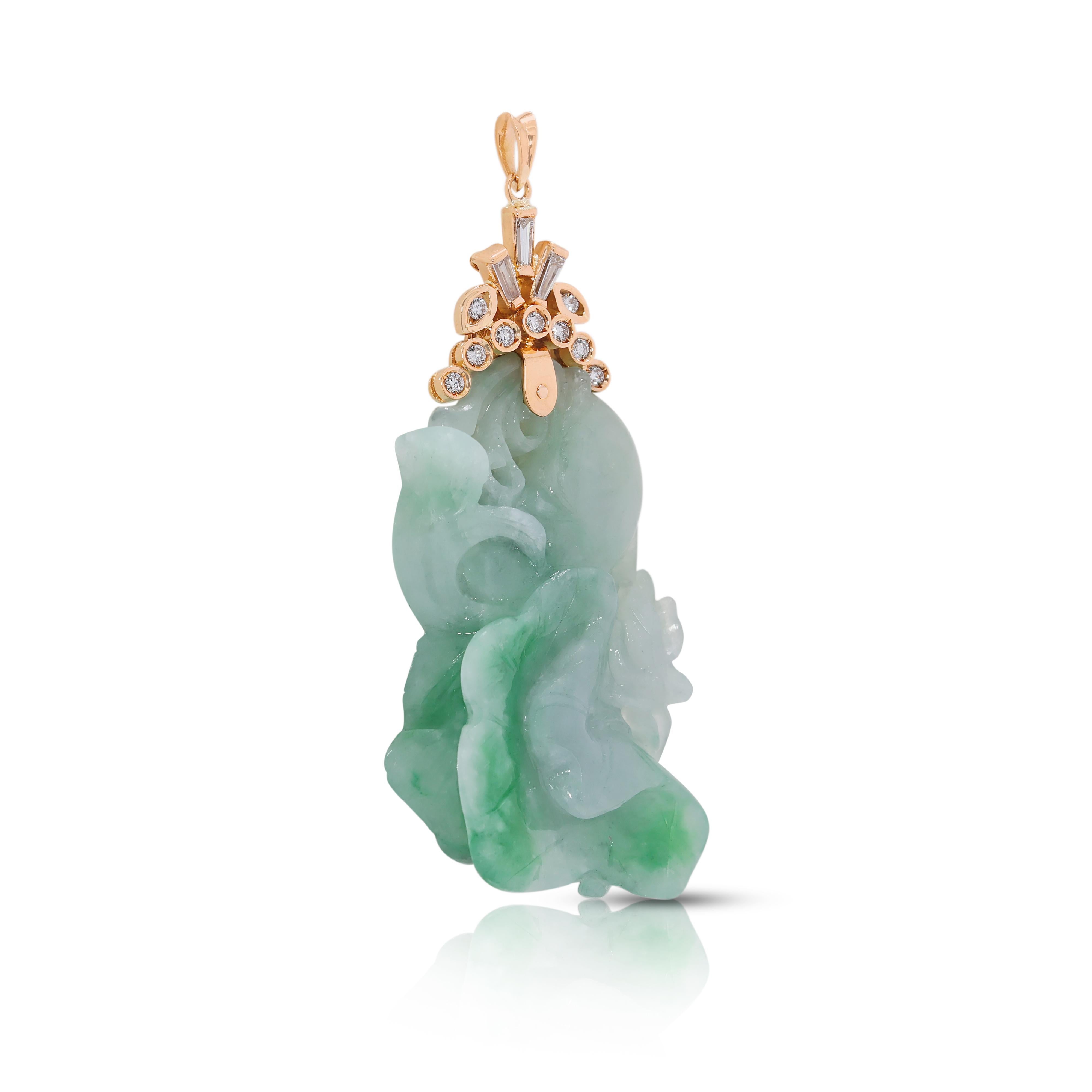 Seducente ciondolo con diamante naturale da 0,21 carati e giada intagliata in oro giallo 20 carati In condizioni ottime in vendita a רמת גן, IL