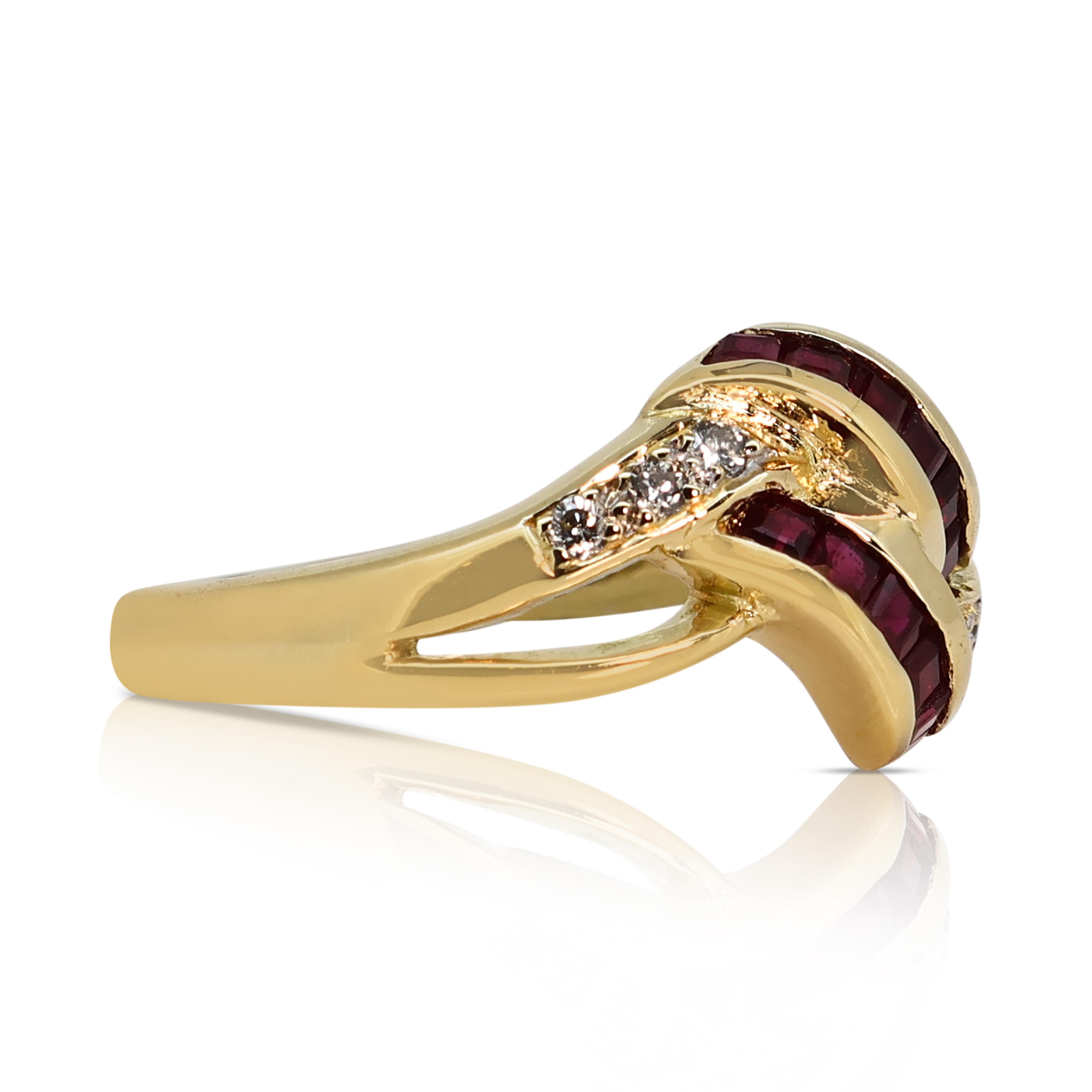 Taglio princess Anello affascinante con rubini e diamanti da 0,31 carati in oro giallo 18 carati in vendita
