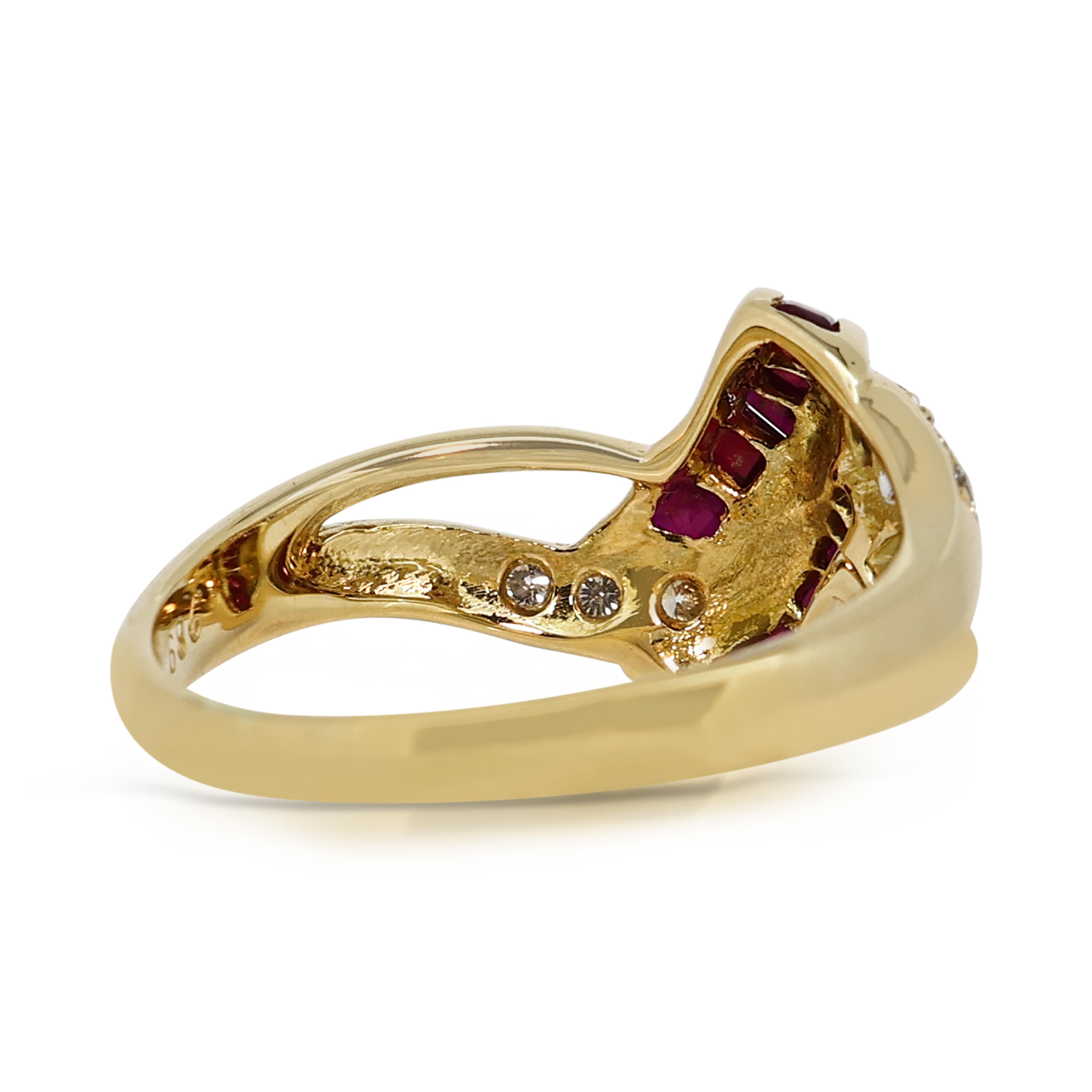 Anello affascinante con rubini e diamanti da 0,31 carati in oro giallo 18 carati In condizioni ottime in vendita a רמת גן, IL