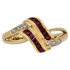 Seductor Anillo de Rubíes y Diamantes de 0,31 ct en Oro Amarillo de 18k