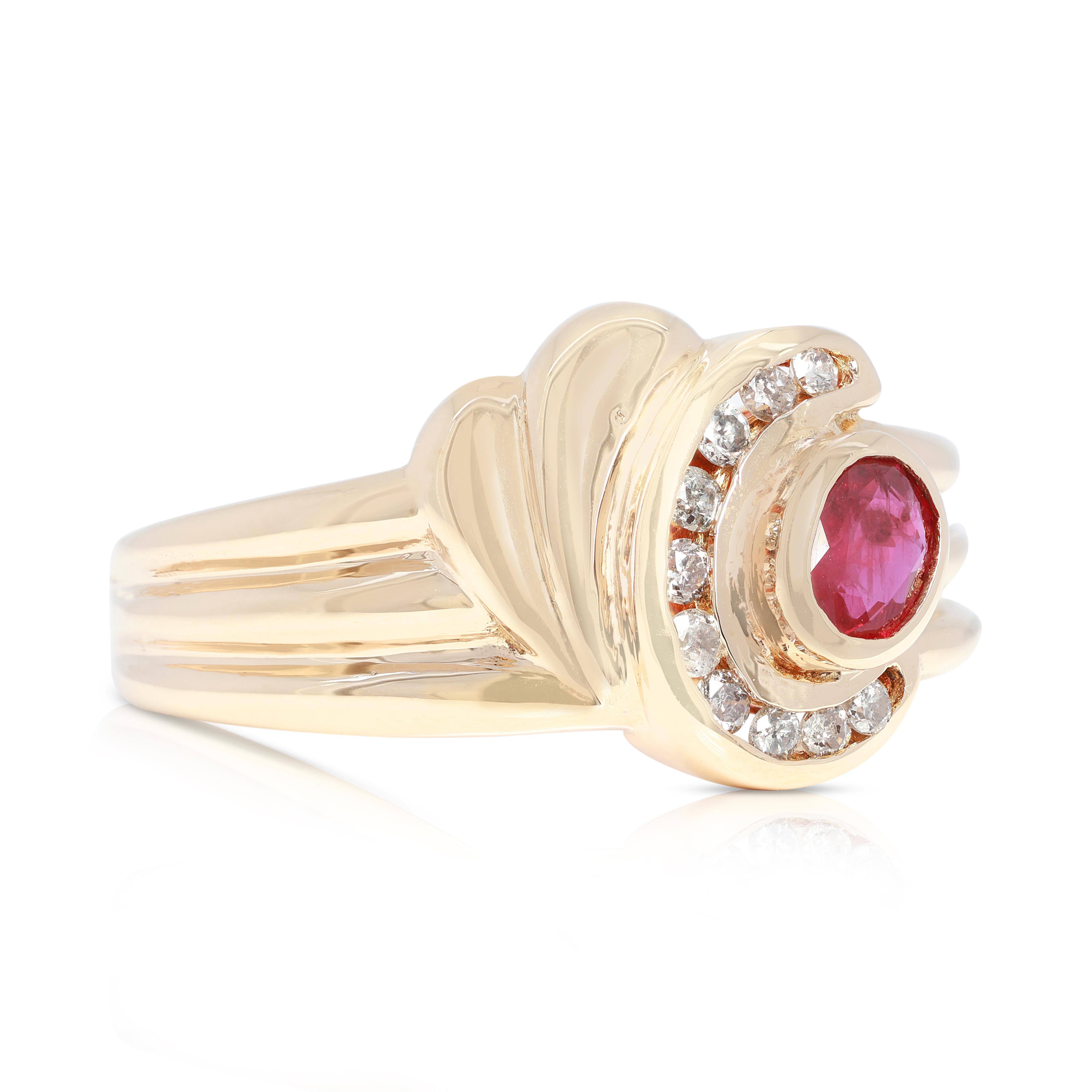 Taille ovale Superbe bague grappe de rubis et diamants naturels de 0,38 carat en or jaune 14 carats en vente
