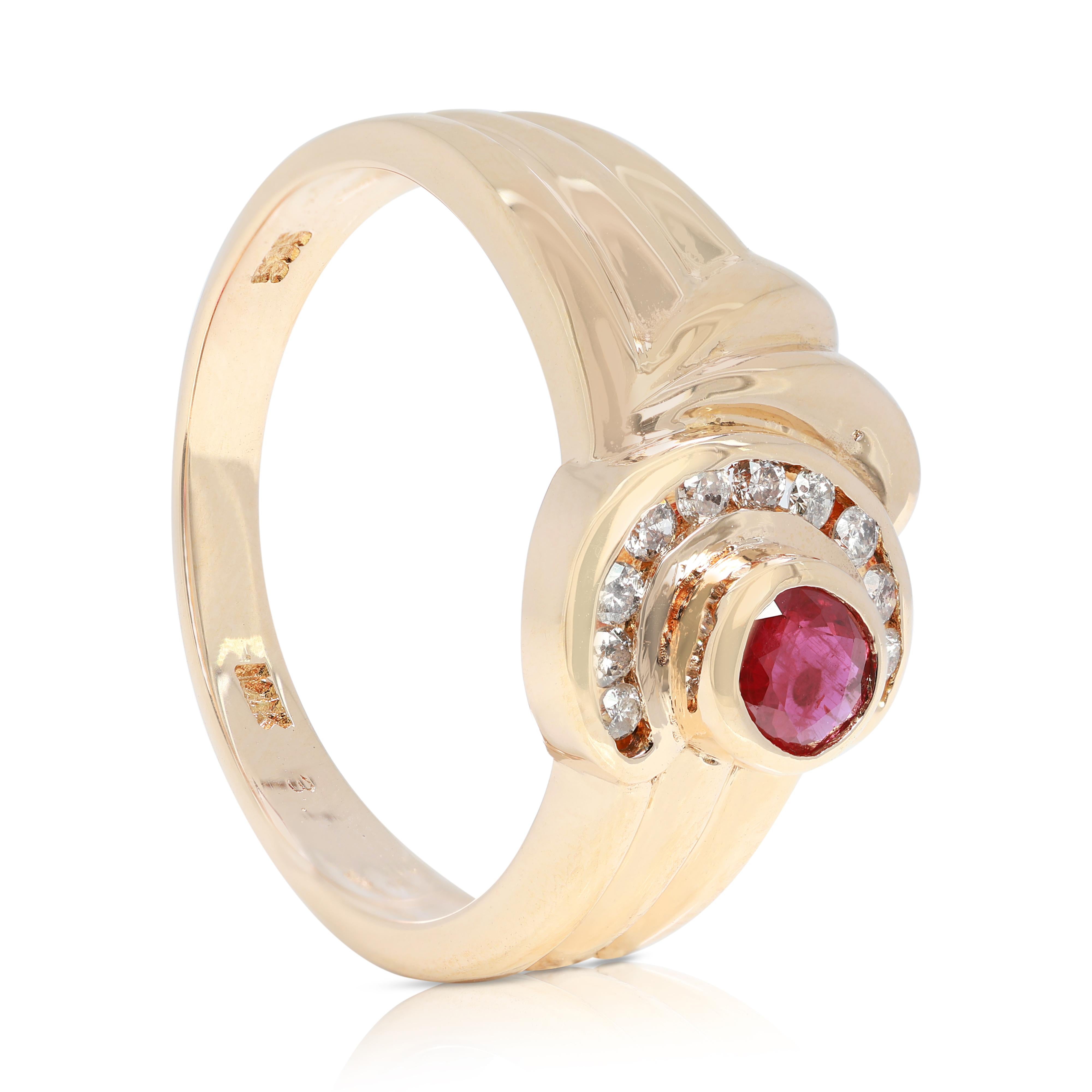 Superbe bague grappe de rubis et diamants naturels de 0,38 carat en or jaune 14 carats en vente 1