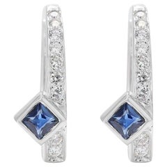 Boucles d'oreilles séduisantes en or blanc 18 carats avec saphirs de 0,70 carat et diamants