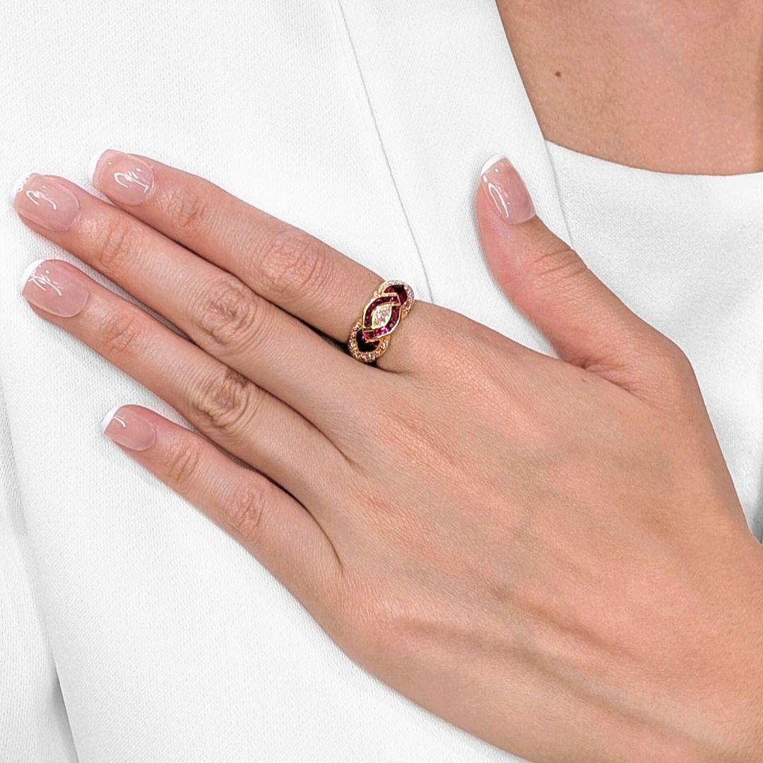 Scopri una dichiarazione di intricata eleganza con questo anello stile infinito di LARRY JEWELLRY, realizzato in caldo oro giallo 18 carati. Una vibrante fila di 18 rubini taglio principessa per un totale di 0,36 carati attraversa il design,