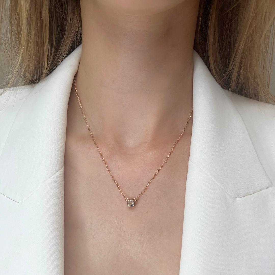 Alluring 0.81ct Diamond Solitaire Necklace with Pendant in 14k Rose Gold - IGI Certified

Enhance your elegance with the alluring charm of this 14k rose gold diamond solitaire necklace. Featuring a breathtaking 0.81-carat diamond as its focal point,