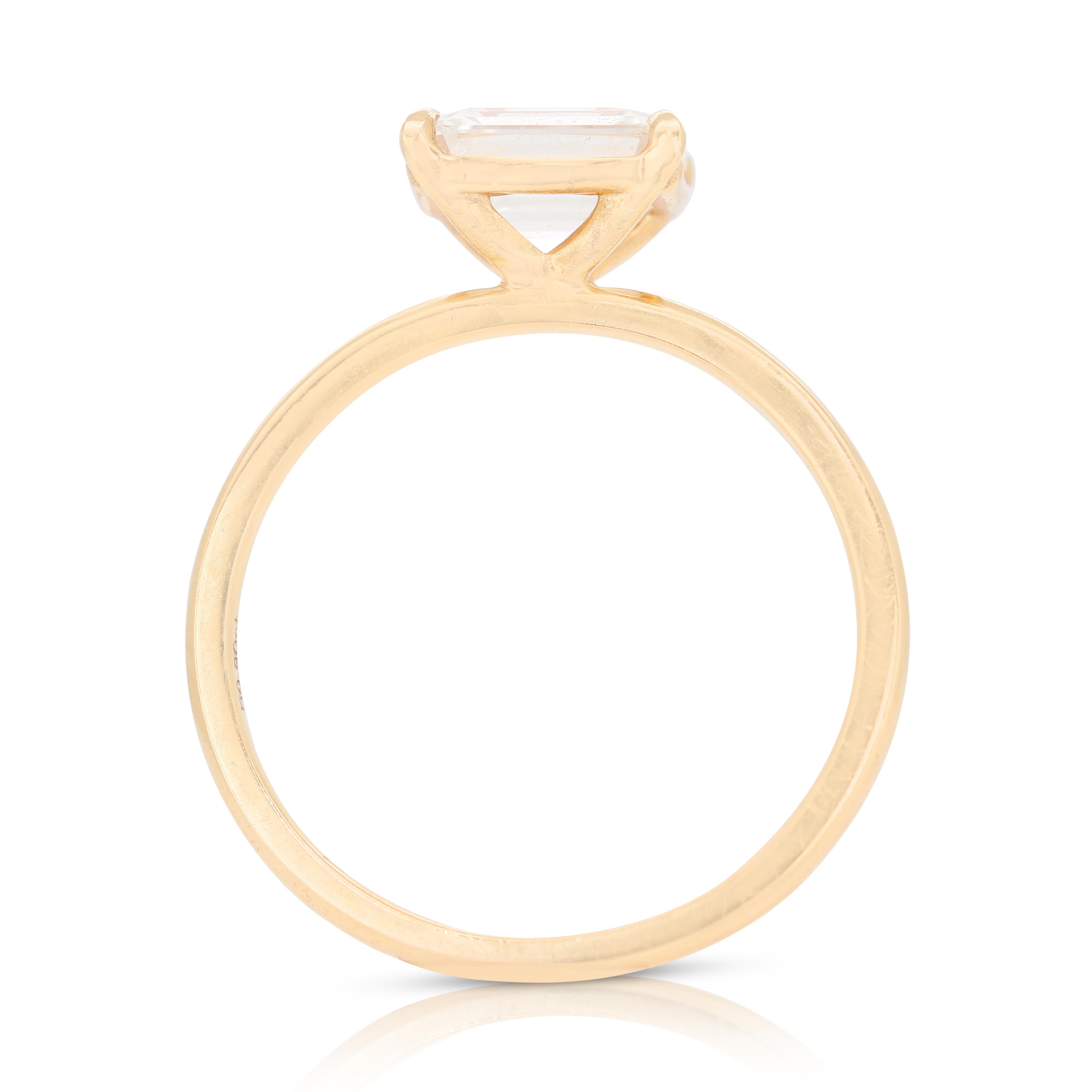 Alluring 0.90ct Diamond Solitaire Ring in 14K Yellow Gold For Sale 1