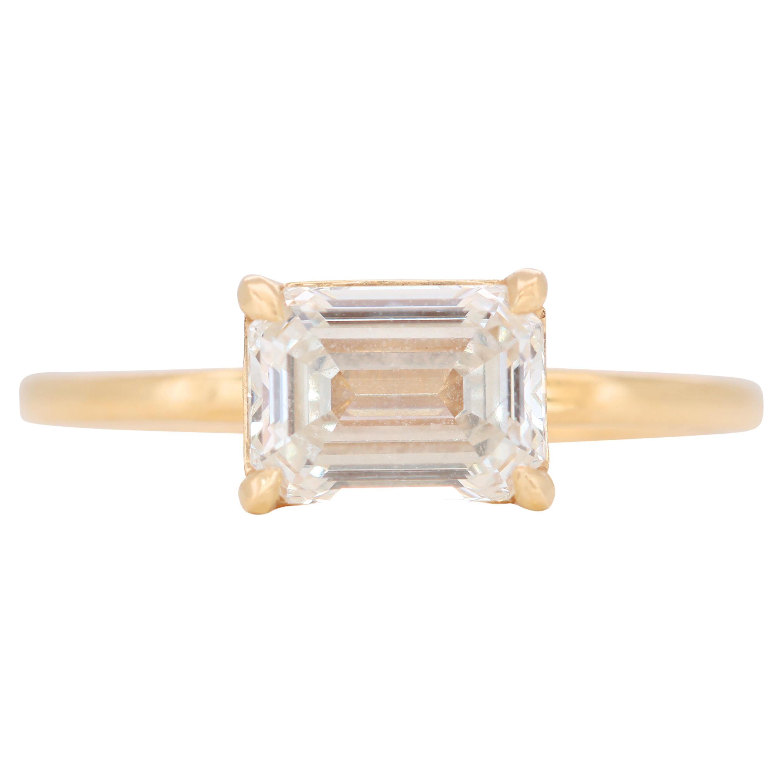 Alluring 0.90ct Diamond Solitaire Ring in 14K Yellow Gold For Sale