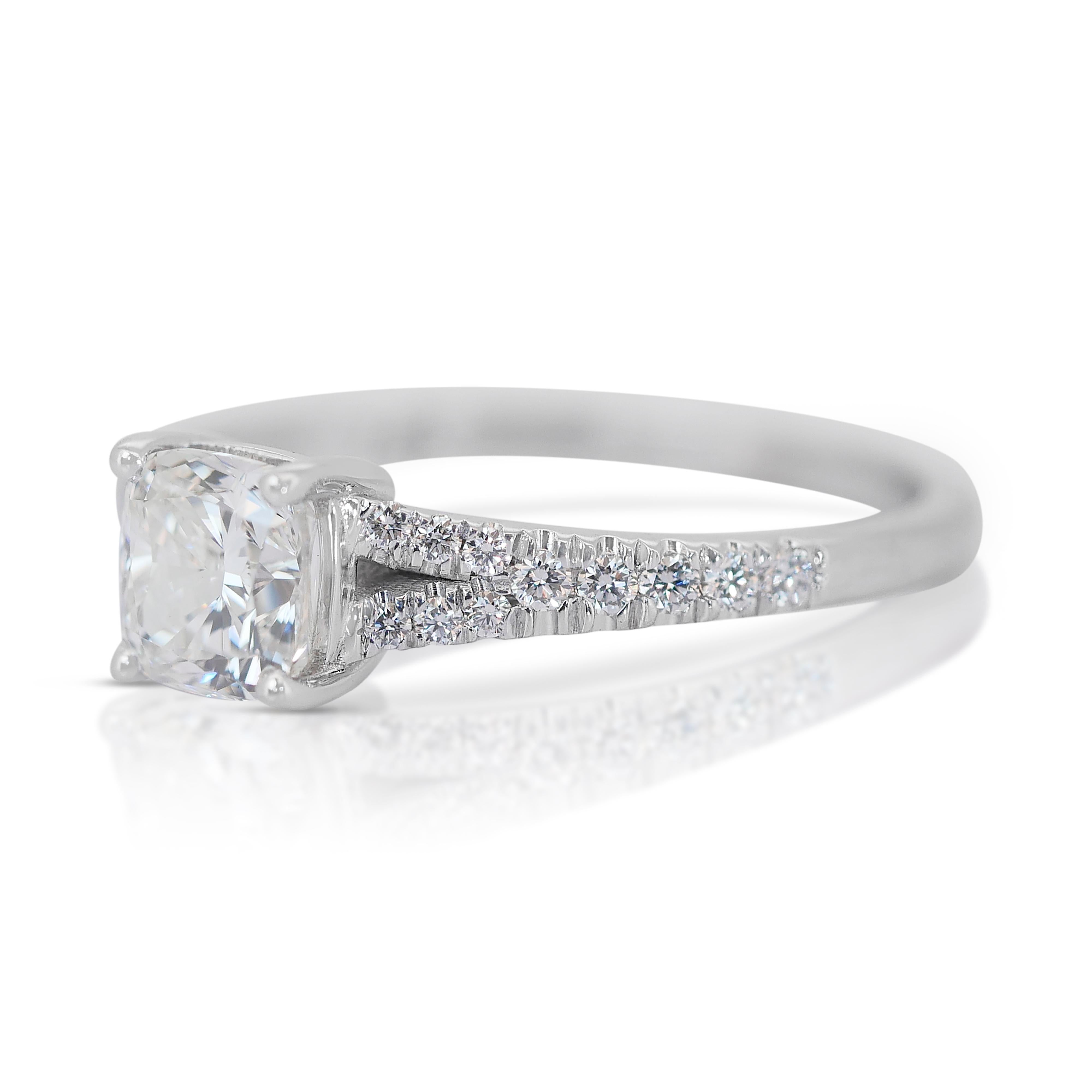 Verführerische 1,16ct Double Excellent Ideal Cut Diamanten Pave Ring in 18k Weißgold - GIA zertifiziert

Der Inbegriff von Luxus mit diesem exquisiten Diamant-Pflasterring, der einen atemberaubenden Diamanten im Kissenschliff von 1,00 Karat