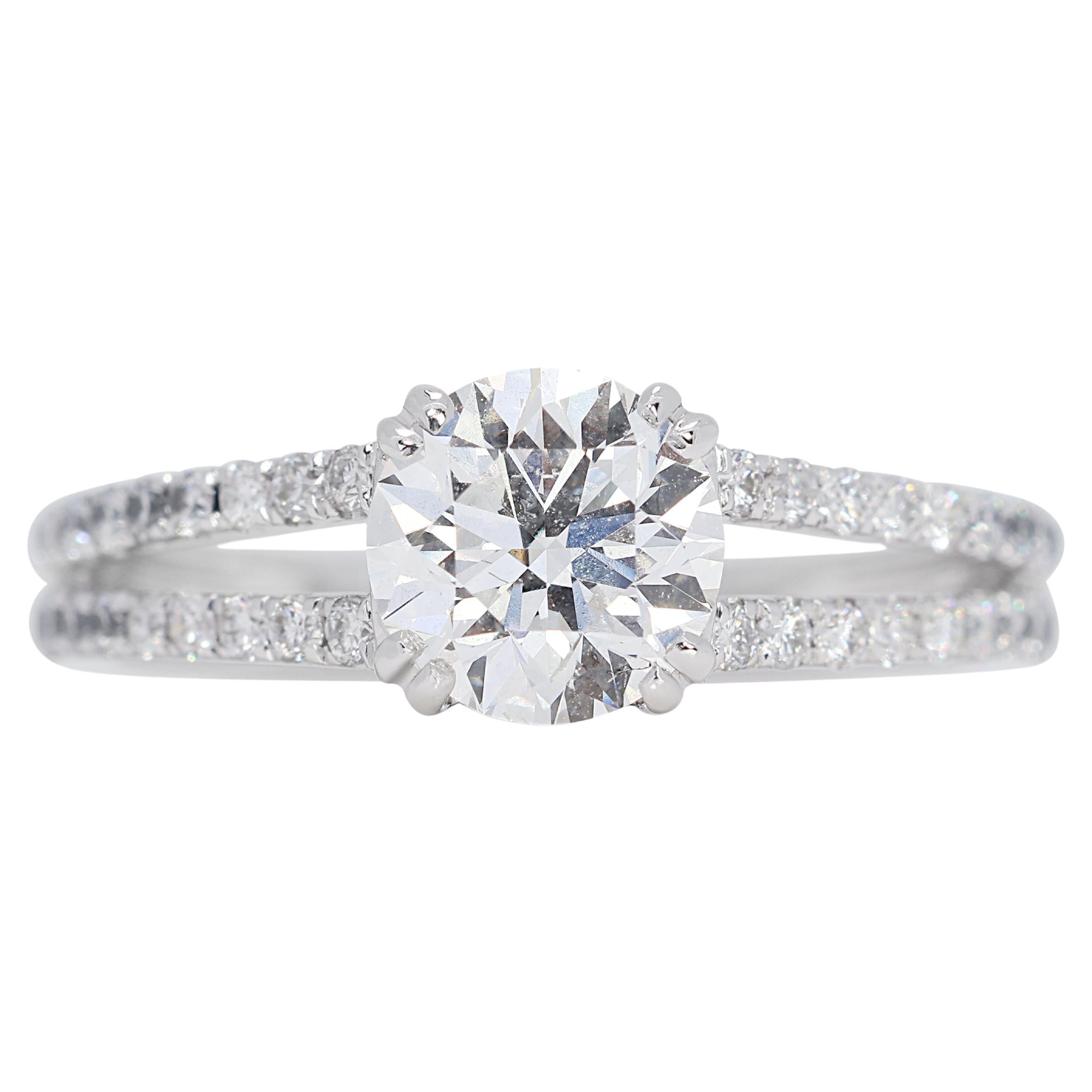 Superbe bague pavée de diamants de 1,24 carat avec diamants latéraux en or blanc 18 carats