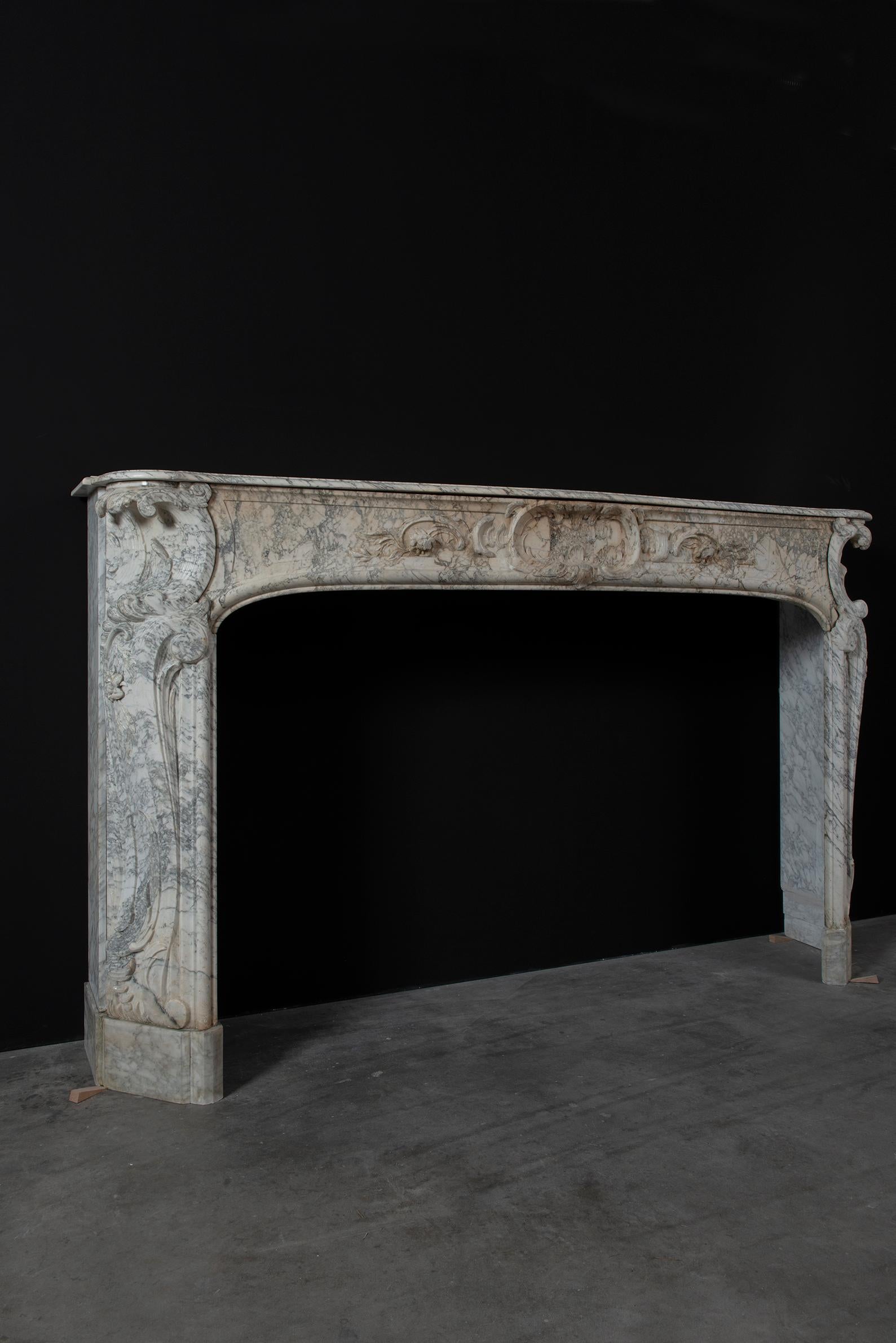 Alluring 18th Century Dutch Louis XV Fireplace Mantel In Distressed Condition For Sale In Haarlem, Noord-Holland
