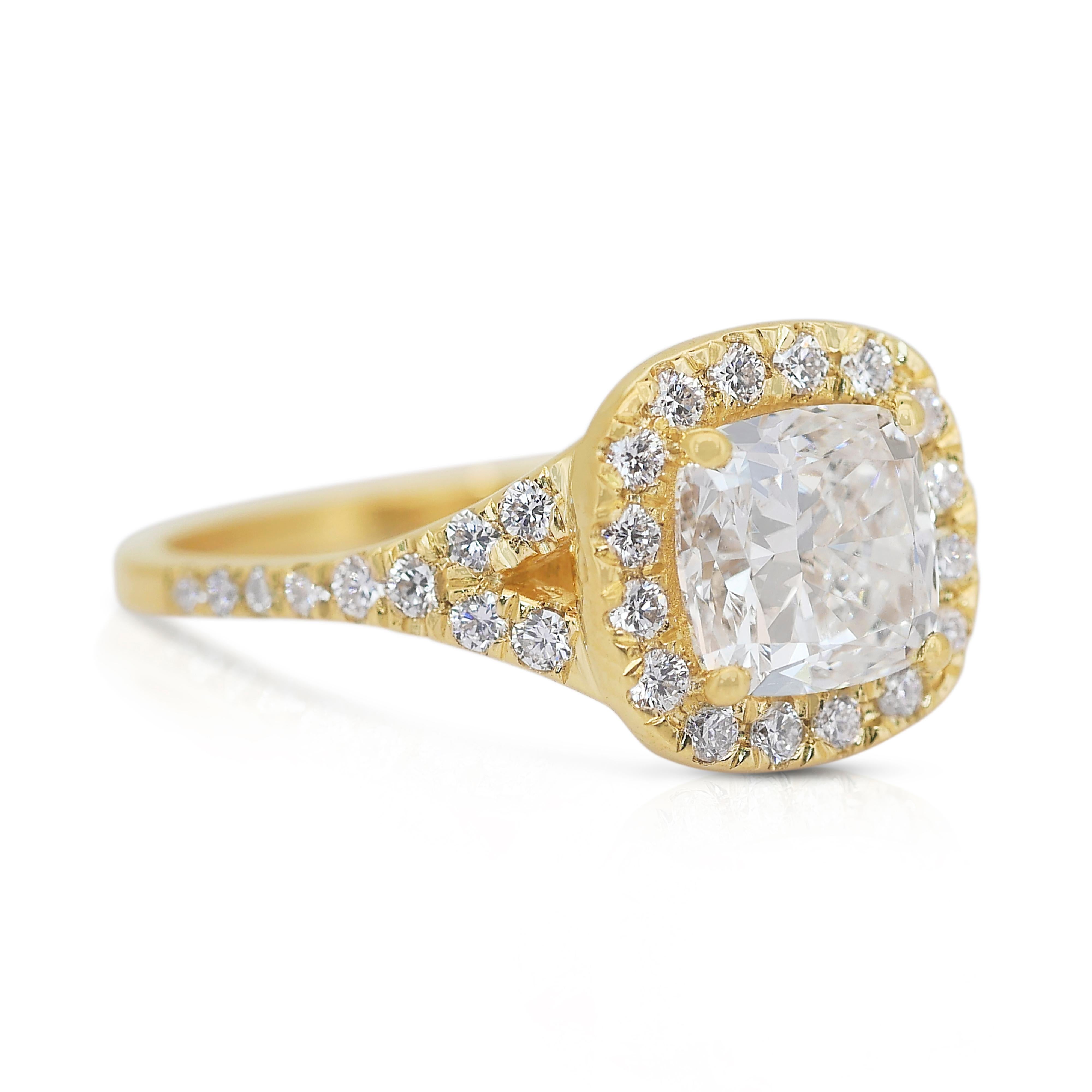 Verführerischer 1,91ct Diamanten Halo Ring in 18k Gelbgold - IGI zertifiziert

Strahlen Sie Raffinesse aus mit diesem exquisiten Diamantring aus 18 Karat Gelbgold. Mit einem schillernden Diamanten im Kissenschliff von 1,50 Karat strahlt der