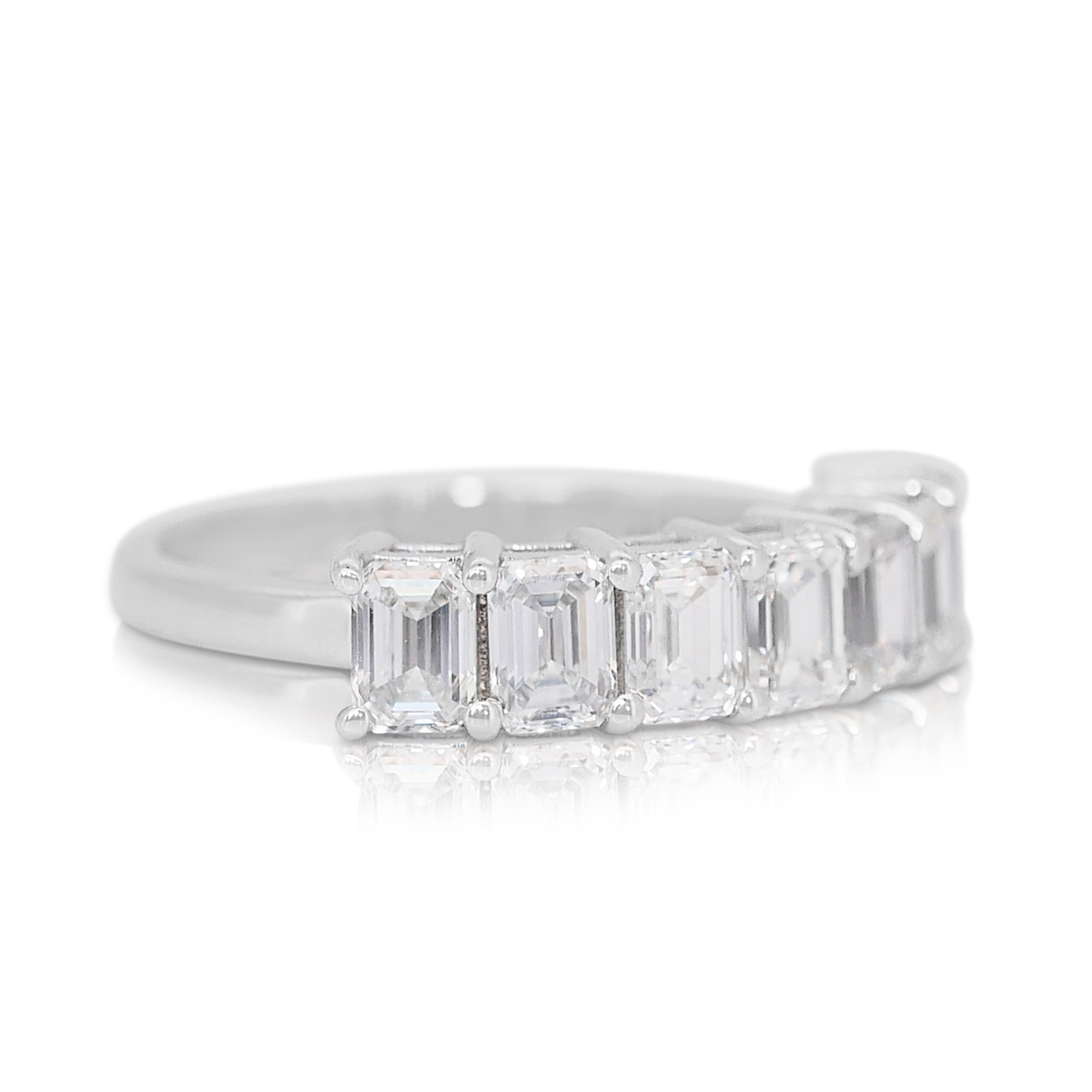 Bague demi-éternité en or blanc 18 carats avec 2,81 carats de diamants - certifiée GIA

Embrassez l'élégance intemporelle avec cette exquise bague de demi-éternité, réalisée en or blanc 18 carats et ornée de sept magnifiques diamants taille