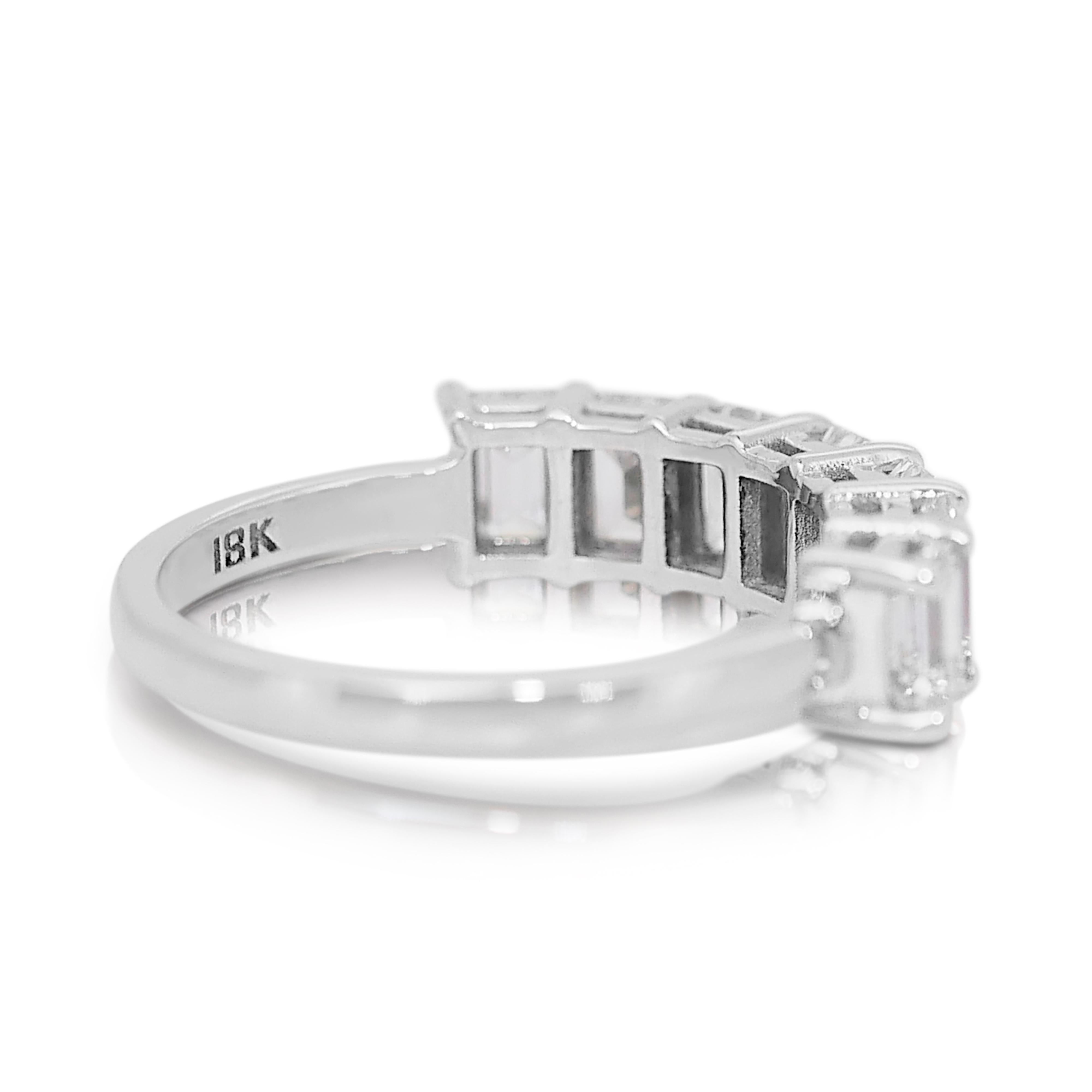 Taille émeraude Bague demi-éternité en or blanc 18 carats avec 2,81 carats de diamants - certifiée GIA en vente