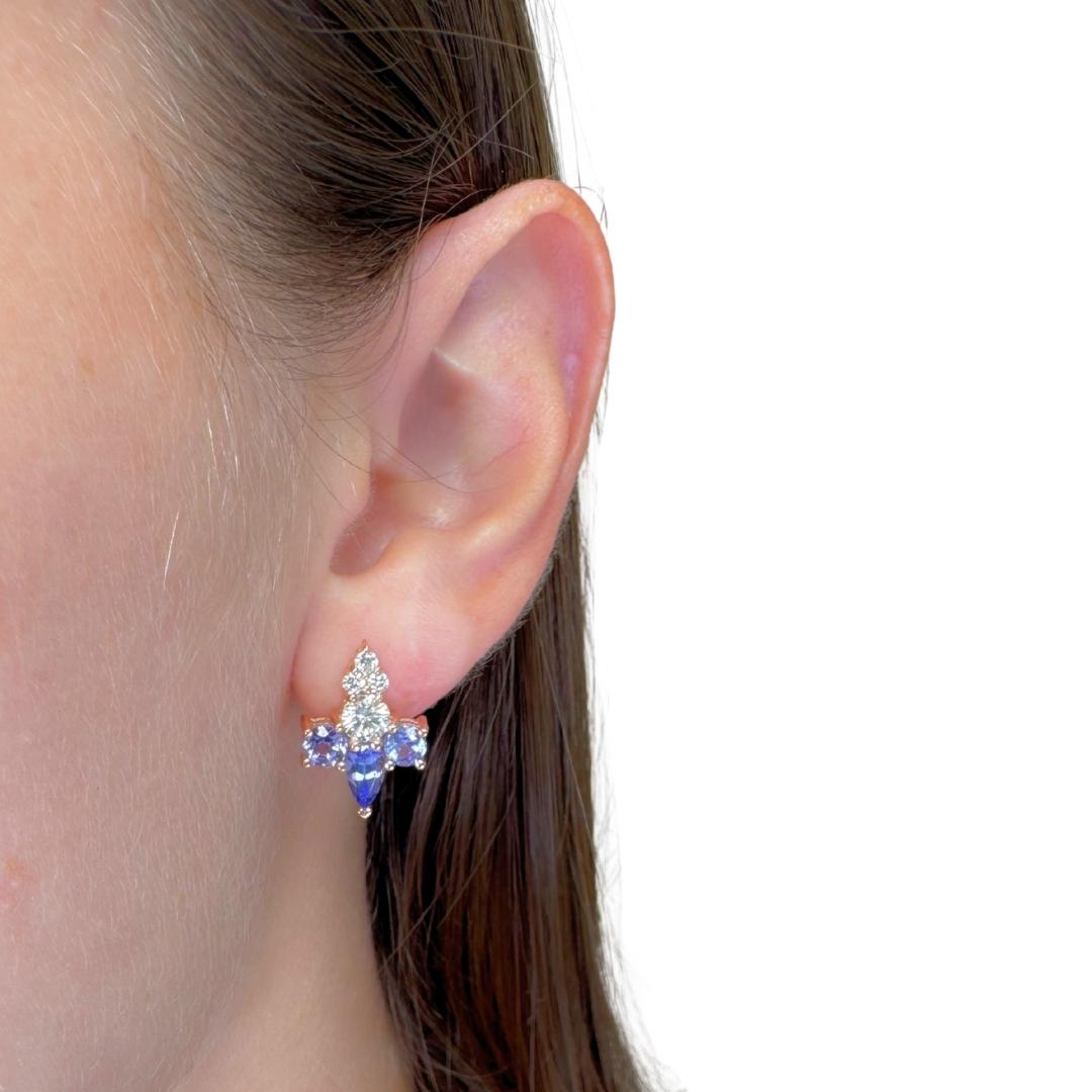 Verführerische 3,76ct Tansanite und Diamanten Ohrringe in 18k Rose Gold - IGI zertifiziert

Diese 3,76-karätigen Ohrringe aus romantischem 18-karätigem Roségold sind eine exquisite Symphonie aus Farbe und Funkeln. Sechs Tansanite im Phantasieschliff