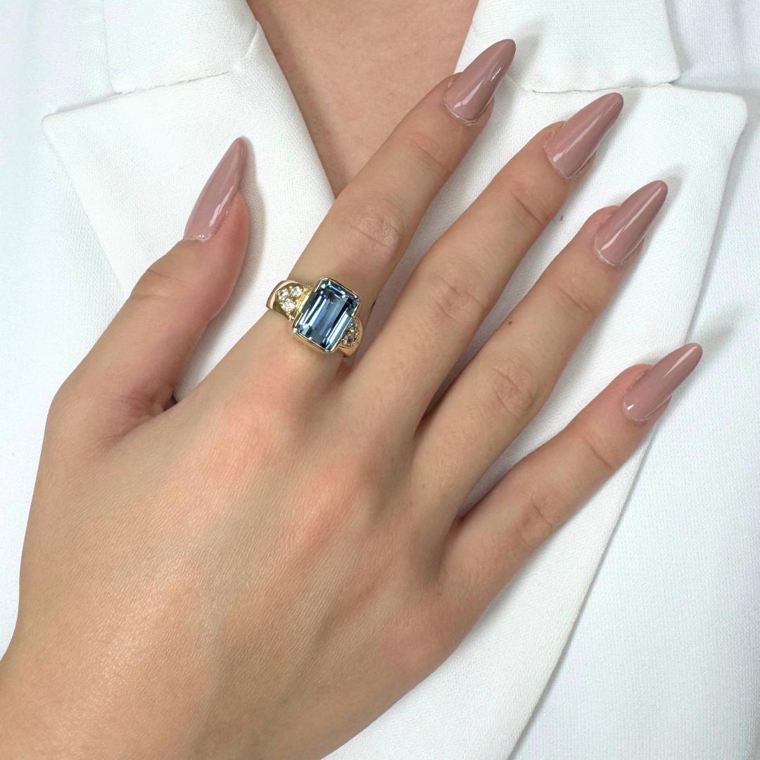 Bague cocktail en or jaune 18k avec aigue-marine et diamants de 6,42ct - certifié IGI

Vision d'une beauté raffinée, cette bague luxueuse met en valeur une aigue-marine époustouflante de 6,12 carats, taillée en émeraude et sertie dans un riche or