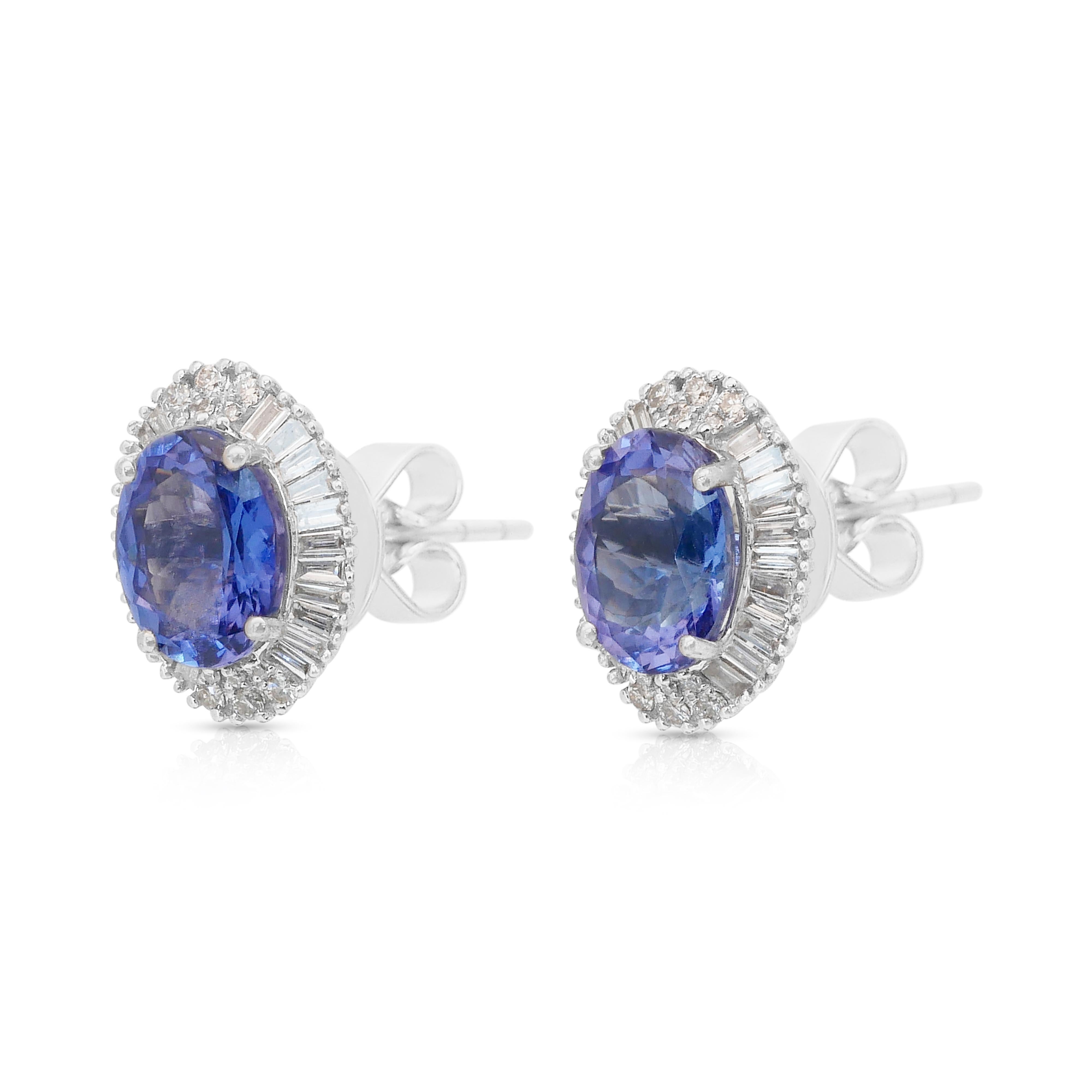 Alluring 6.54ct Tanzanites and Diamonds Stud Earrings in 18k White Gold In New Condition For Sale In רמת גן, IL