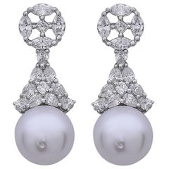 Boucles d'oreilles séduisantes en or blanc 18 carats avec perles des mers du Sud