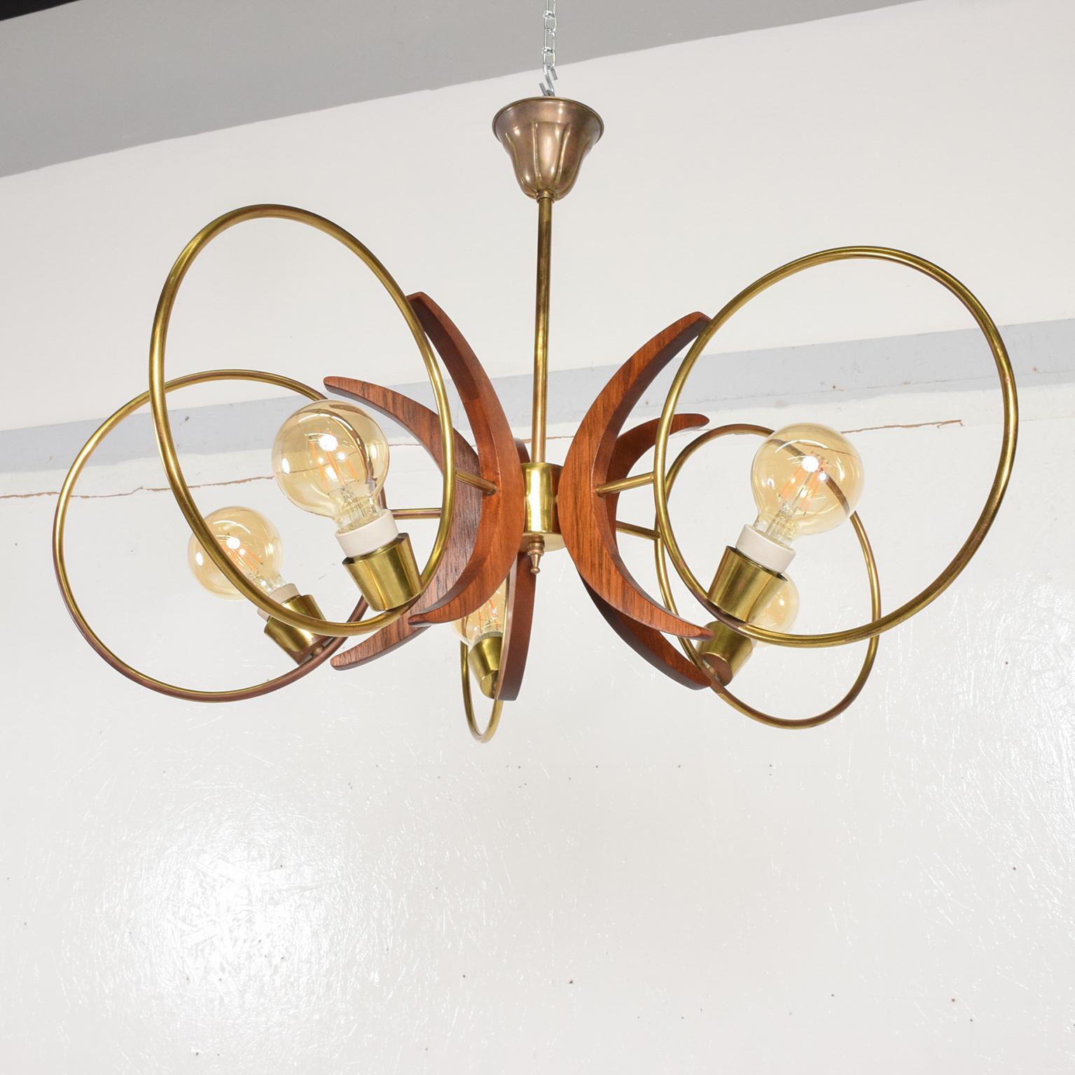 Mid-Century Modern 1960s Alluring Five Ring Sculptural Chandelier Brass and Mahogany Mexico City For Sale