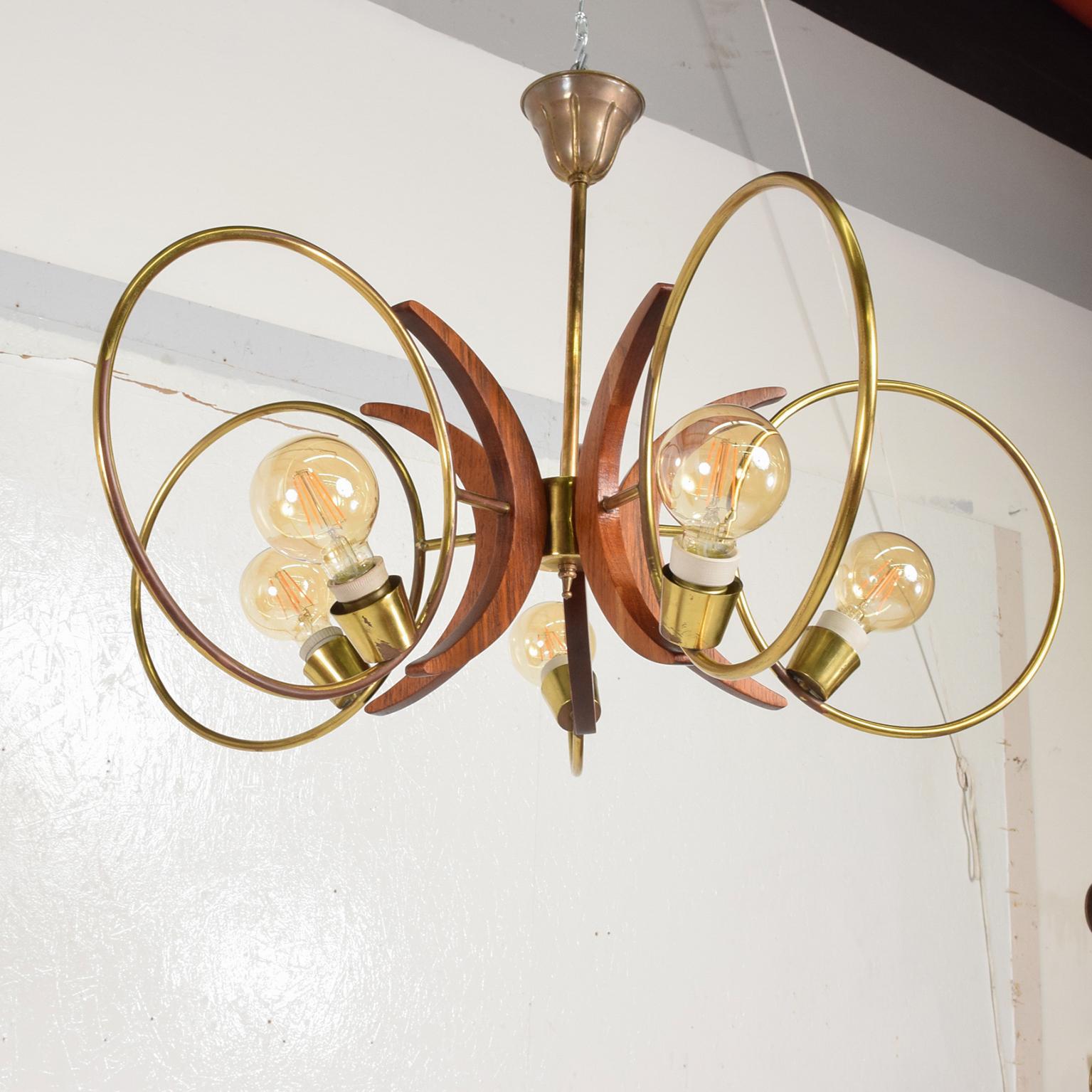 1960s Alluring Five Ring Sculptural Chandelier Brass and Mahogany Mexico City For Sale 1
