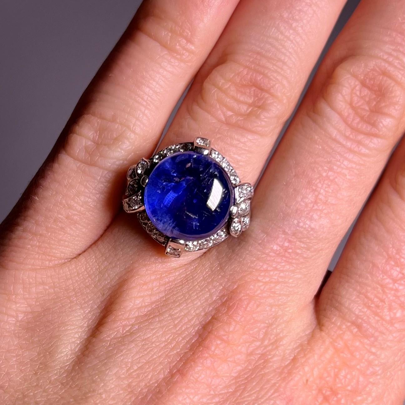 Alluring Sapphire Ring in Platinum with Old Cut Diamonds In Good Condition For Sale In Lucerne, CH
