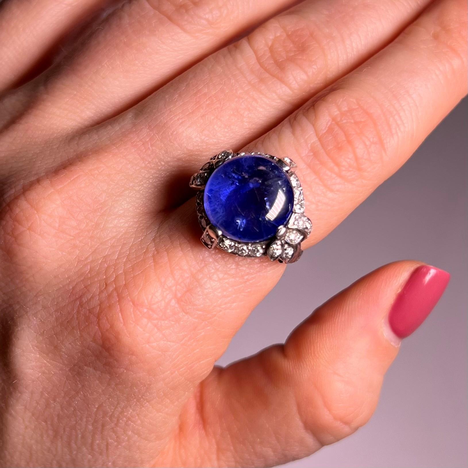 Women's or Men's Alluring Sapphire Ring in Platinum with Old Cut Diamonds For Sale