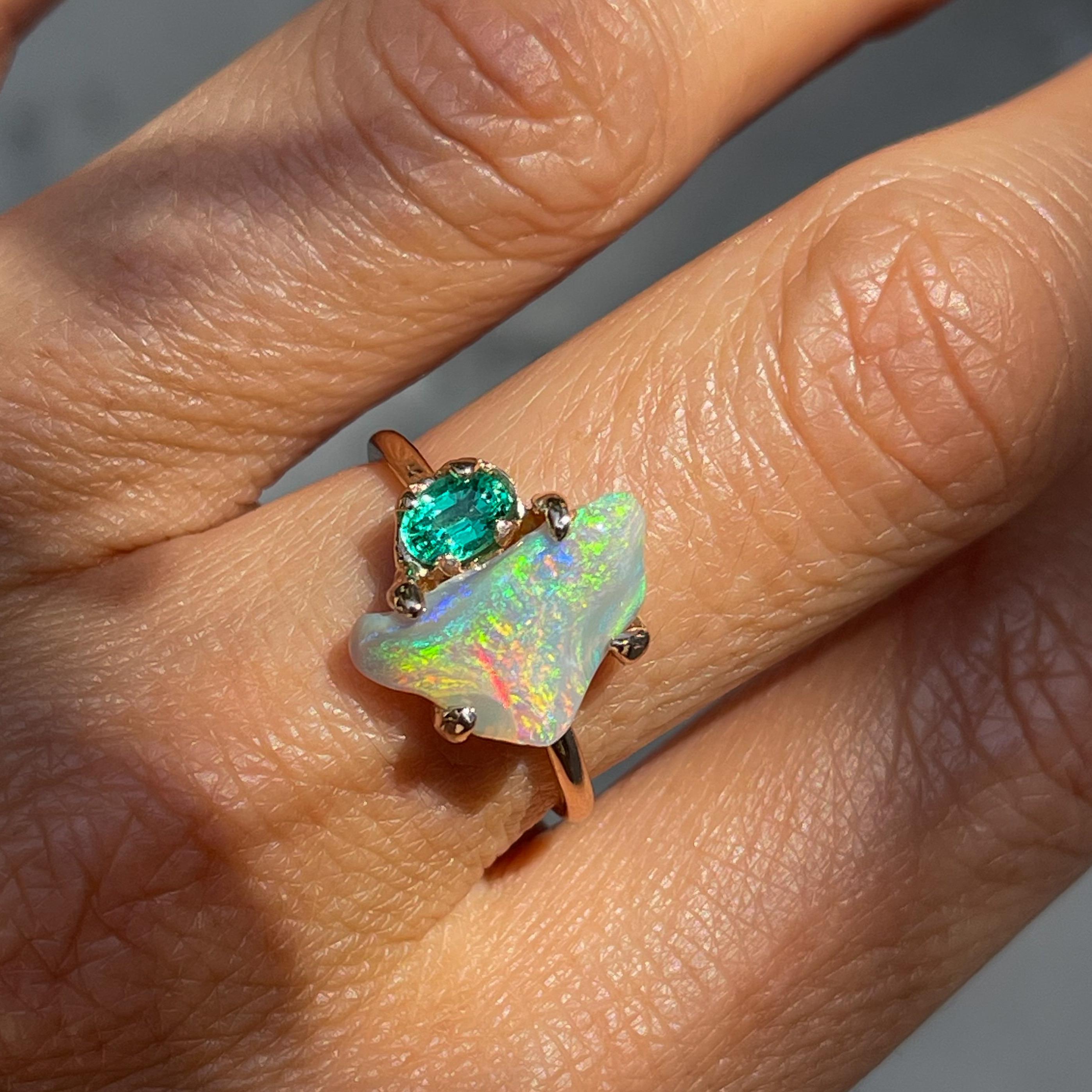 Alluvial Bloom Ring aus Roségold mit Opal und Smaragd von NIXIN Jewelry (Ovalschliff) im Angebot