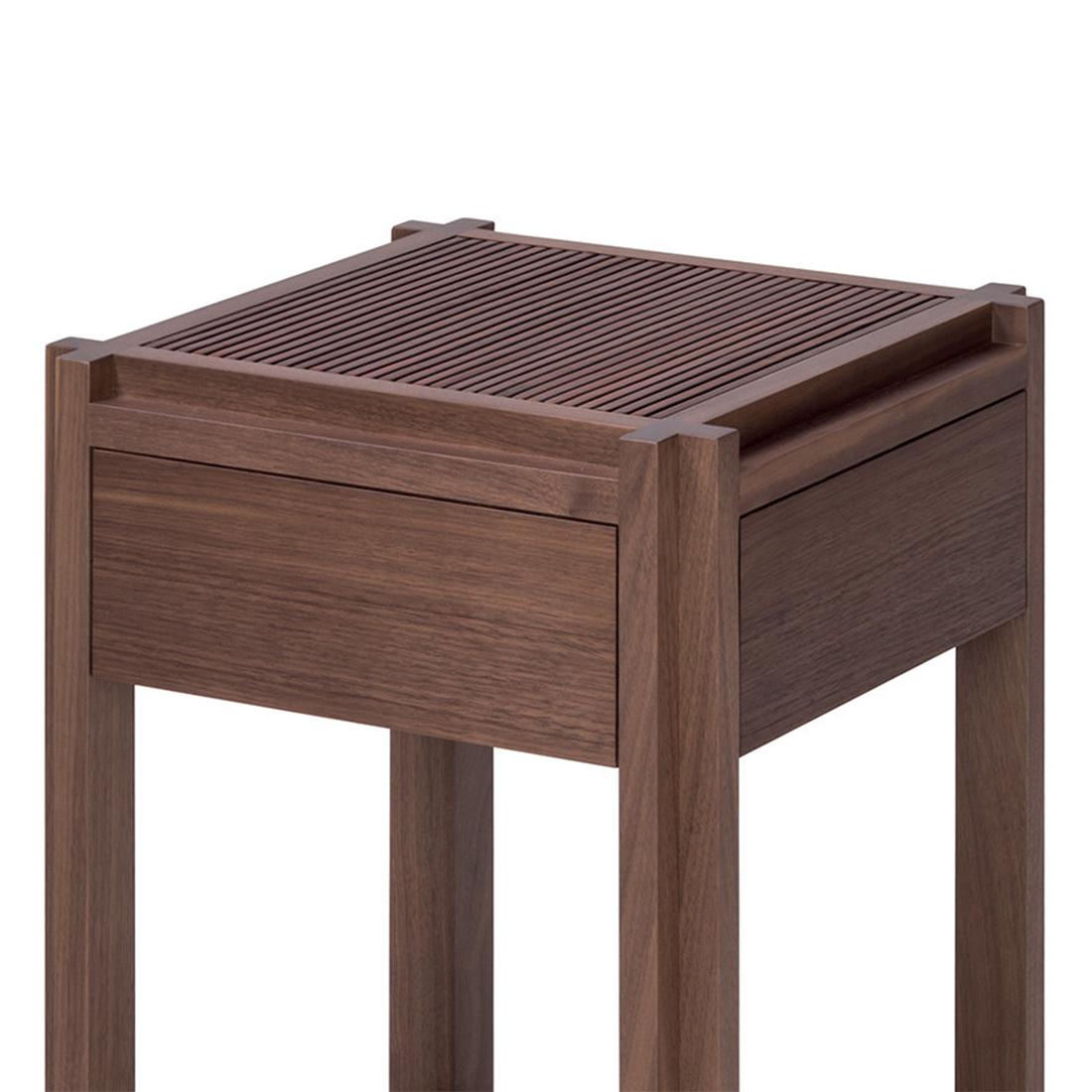 Side table Ally Enlaced with structure in solid walnut wood.
With genuine leather framed pattern top and with bottom top with 
genuine leather framed pattern. Side table with 1 drawer.