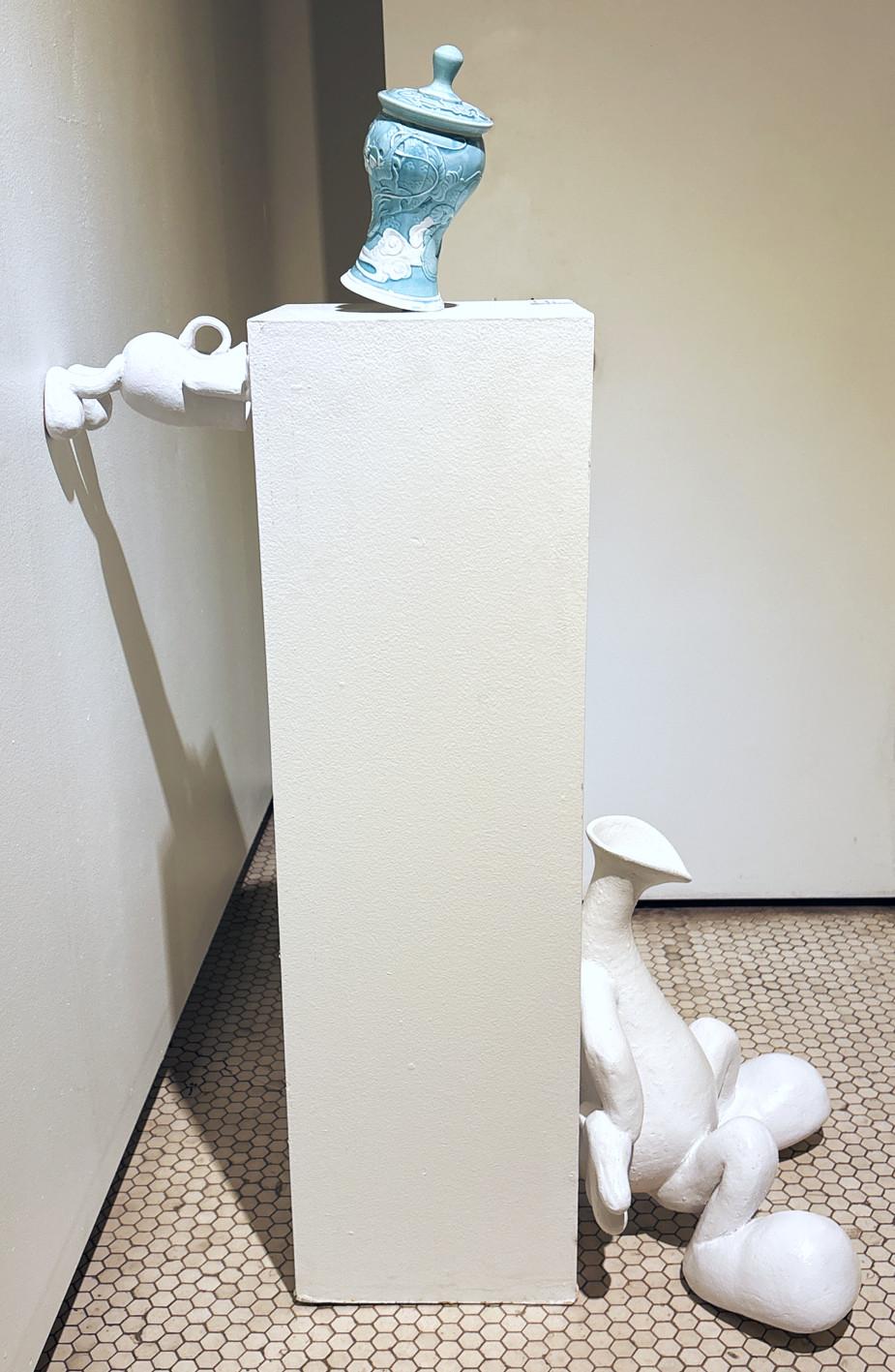 Nicht das unbezahlbare historische Keramikgefäß! (Lustig, witzig, Installation) (Zeitgenössisch), Art, von Allyson George
