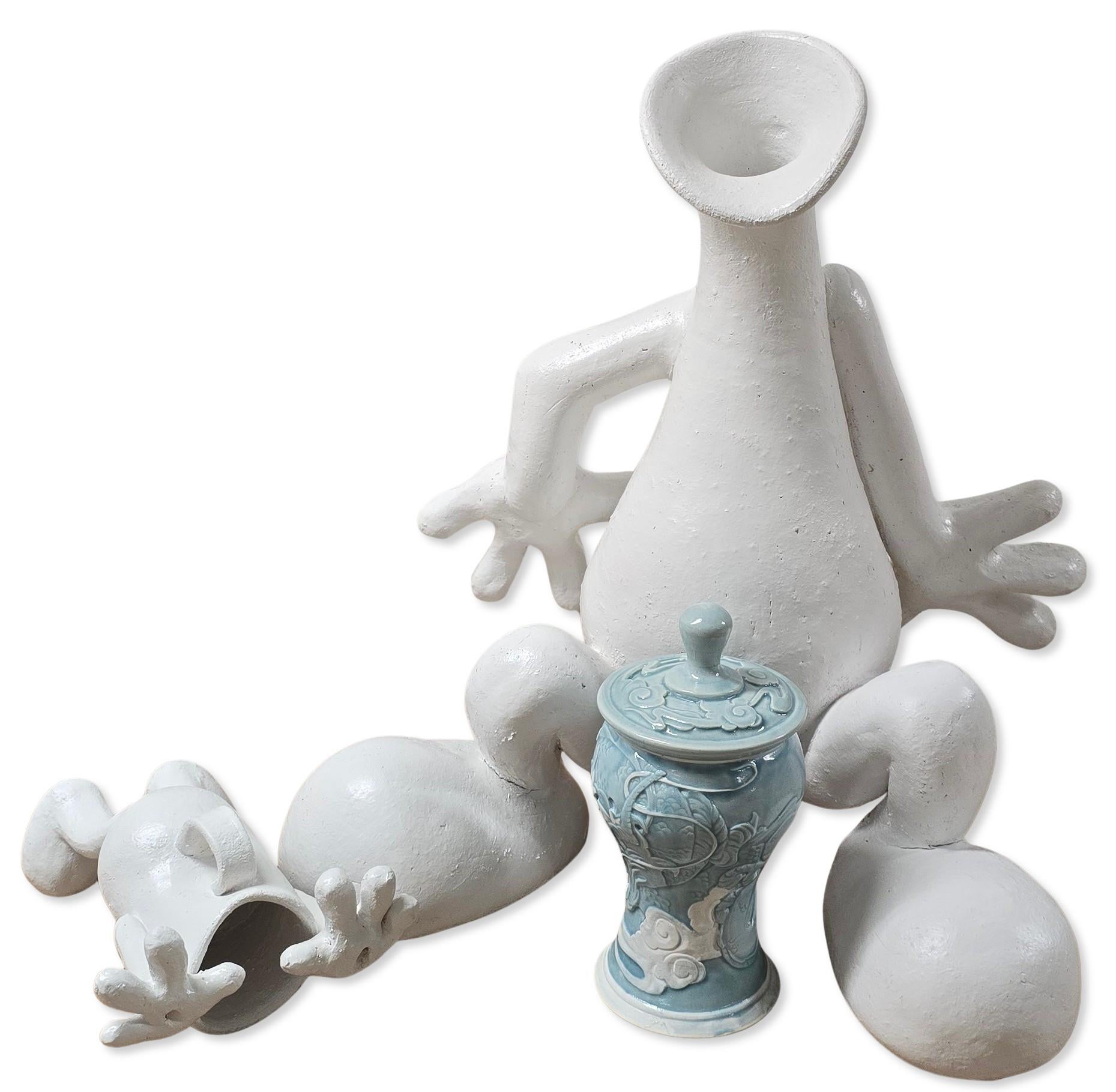 Allyson George
Nicht das unbezahlbare historische Keramikgefäß! (Lustig, witzig, Installation)
Porzellan, Glasur, Steingut, Emaille-Sprühfarbe, Epoxid
Jahr: 2025
Größe Large Sitting Cup: 20 x 18 x 13 Zoll (50,8 x 45,72 x 33,02 cm)
Größe Gefäß: 9 x
