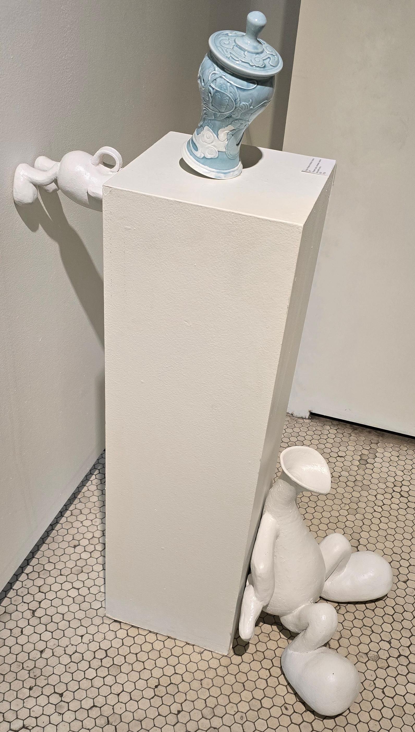 Nicht das unbezahlbare historische Keramikgefäß! (Lustig, witzig, Installation) – Art von Allyson George