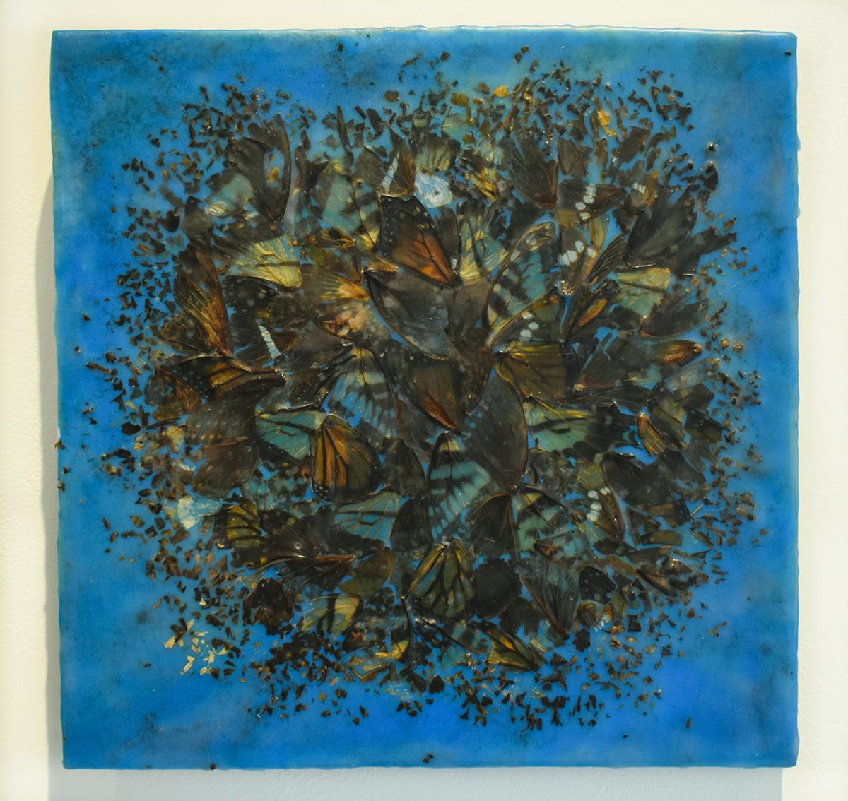 Blaues abstraktes Motiv von Schmetterlingsflügeln und Enkaustik auf Täfelung (Cacophony 2) – Painting von Allyson Levy