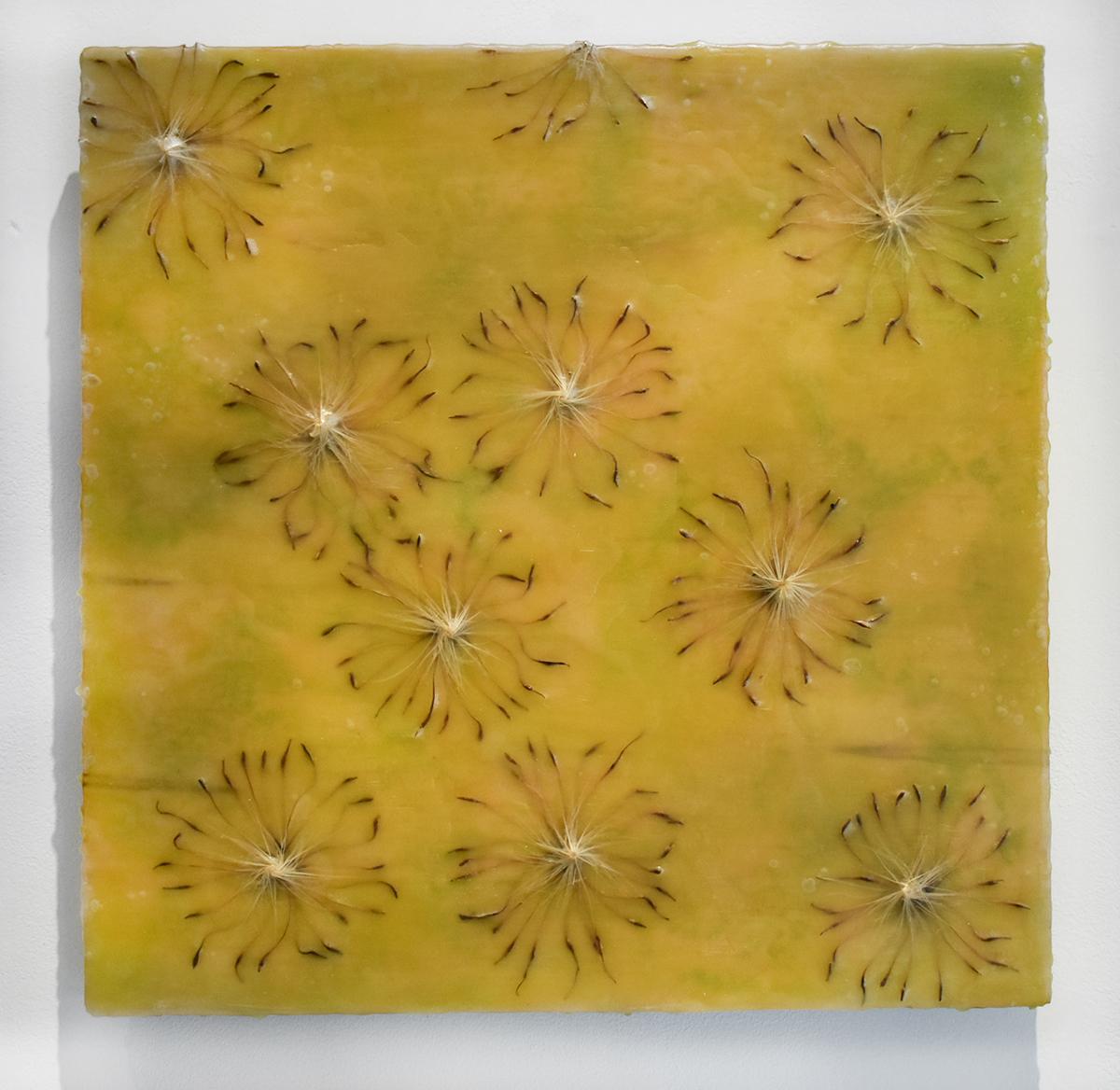Cynara Shine: Abstraktes ztrongelbes Enkaustikgemälde auf Tafel mit Disteln – Painting von Allyson Levy