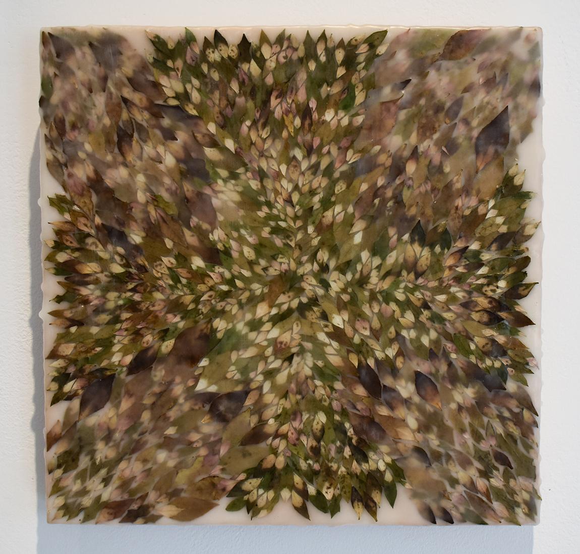 Euphorisches 9: Abstraktes Enkaustik-Gemälde mit organischem grünem gemischten Material – Painting von Allyson Levy